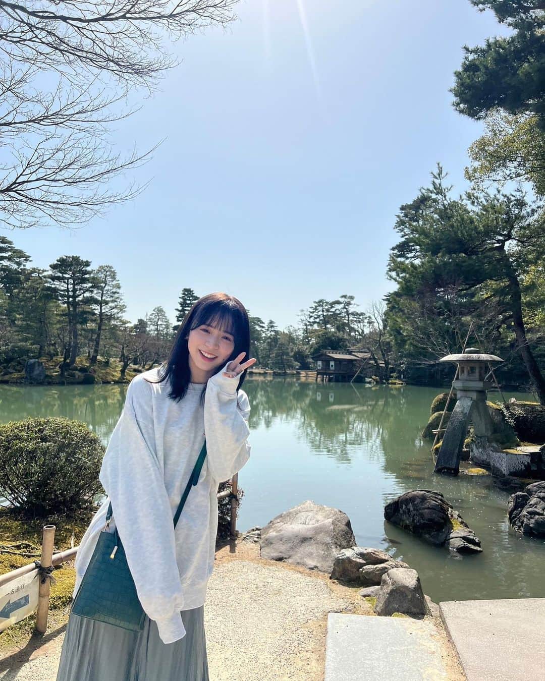 倉野尾成美のインスタグラム：「金沢といえばの兼六園。 くしゃみが酷くてハズレ写真多かったです(2枚目みたいな) 尾山神社も1枚⛰️ #金沢旅行 #兼六園 #尾山神社」