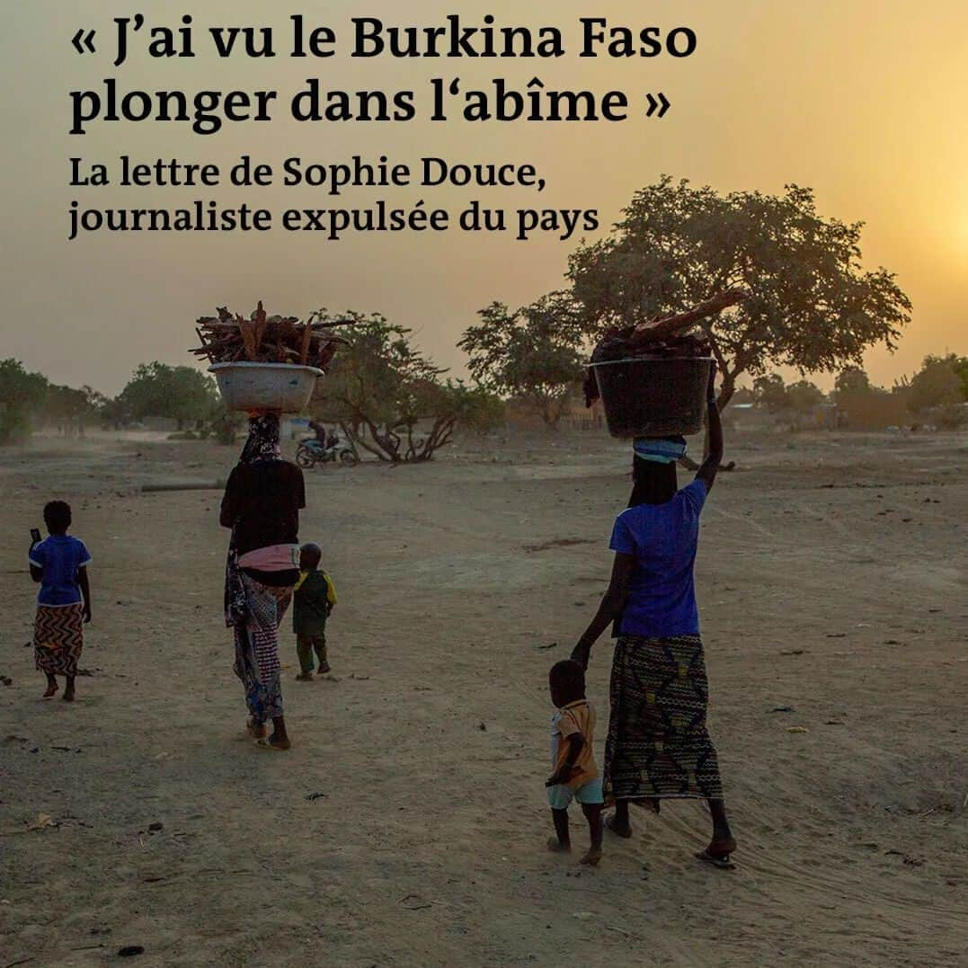 ルモンドさんのインスタグラム写真 - (ルモンドInstagram)「Amadou*, j’ai honte. Je suis partie sans même te dire au revoir. J’ignore comment te joindre. Tu n’as pas WhatsApp et te contacter sur ta ligne téléphonique est devenu trop risqué (son prénom a été modifié pour des raisons de sécurité). Tout est allé si vite, depuis cet appel d’un numéro inconnu, le 31 mars au matin… Ça me semble être hier. « Je suis lieutenant de police à la direction de la sûreté de l’Etat, m’a prévenu un homme. On aimerait vous poser quelques questions. Je ne peux pas vous en parler. Venez, on vous expliquera. »  Me voici bientôt dans un bureau éclairé d’un néon blanc, dans les locaux de la direction générale de la police nationale burkinabée. Le lieutenant porte un boubou coloré, sans insigne. Il a le visage fermé. Moi aussi. Je pense à toi, à ta famille, à ce pays que je ne veux pas quitter. Il m’interroge sur mon travail, mes déplacements, mes reportages. J’élude. Ça l’agace. Il gribouille sur son bloc-notes ; et puis, au bout d’une heure, se lève pour me conduire vers la sortie. En repartant sur ma moto, au cœur des embouteillages de #Ouaga, j’entends encore ses derniers mots : « J’en prends acte. »  La journée n’est pas finie. A 21 heures, j’apprends que le même officier est passé chez ma consœur de Libération, Agnès Faivre. « J’ai vingt-quatre heures pour quitter le territoire », me dit-elle. Cette nuit-là, je guetterai la sonnerie de mon téléphone. Les heures passeront sans le moindre appel.  Vous avez lu 10% de cet article. Retrouvez-le en suivant le lien linkinbio sur notre profil.⁣⁣  #burkinafaso #journalism #libertedelapresse #democratie #junte #medias  Texte : Sophie Douce Photo. Retour des femmes de la brousse après une longue journée de travail, au Burkina Faso, le 15 février 2022. Cissé #PourLeMonde」4月24日 22時59分 - lemondefr