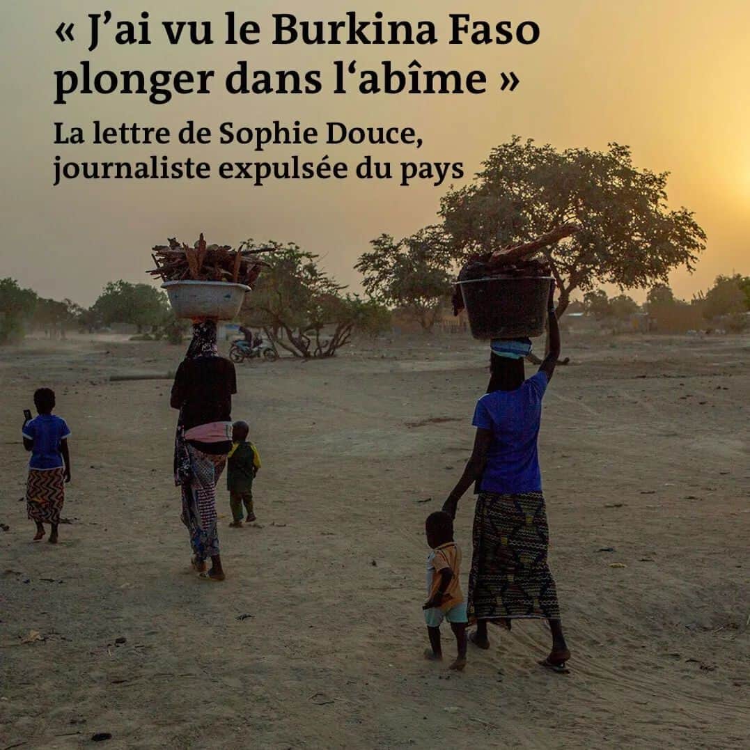 ルモンドのインスタグラム：「Amadou*, j’ai honte. Je suis partie sans même te dire au revoir. J’ignore comment te joindre. Tu n’as pas WhatsApp et te contacter sur ta ligne téléphonique est devenu trop risqué (son prénom a été modifié pour des raisons de sécurité). Tout est allé si vite, depuis cet appel d’un numéro inconnu, le 31 mars au matin… Ça me semble être hier. « Je suis lieutenant de police à la direction de la sûreté de l’Etat, m’a prévenu un homme. On aimerait vous poser quelques questions. Je ne peux pas vous en parler. Venez, on vous expliquera. »  Me voici bientôt dans un bureau éclairé d’un néon blanc, dans les locaux de la direction générale de la police nationale burkinabée. Le lieutenant porte un boubou coloré, sans insigne. Il a le visage fermé. Moi aussi. Je pense à toi, à ta famille, à ce pays que je ne veux pas quitter. Il m’interroge sur mon travail, mes déplacements, mes reportages. J’élude. Ça l’agace. Il gribouille sur son bloc-notes ; et puis, au bout d’une heure, se lève pour me conduire vers la sortie. En repartant sur ma moto, au cœur des embouteillages de #Ouaga, j’entends encore ses derniers mots : « J’en prends acte. »  La journée n’est pas finie. A 21 heures, j’apprends que le même officier est passé chez ma consœur de Libération, Agnès Faivre. « J’ai vingt-quatre heures pour quitter le territoire », me dit-elle. Cette nuit-là, je guetterai la sonnerie de mon téléphone. Les heures passeront sans le moindre appel.  Vous avez lu 10% de cet article. Retrouvez-le en suivant le lien linkinbio sur notre profil.⁣⁣  #burkinafaso #journalism #libertedelapresse #democratie #junte #medias  Texte : Sophie Douce Photo. Retour des femmes de la brousse après une longue journée de travail, au Burkina Faso, le 15 février 2022. Cissé #PourLeMonde」