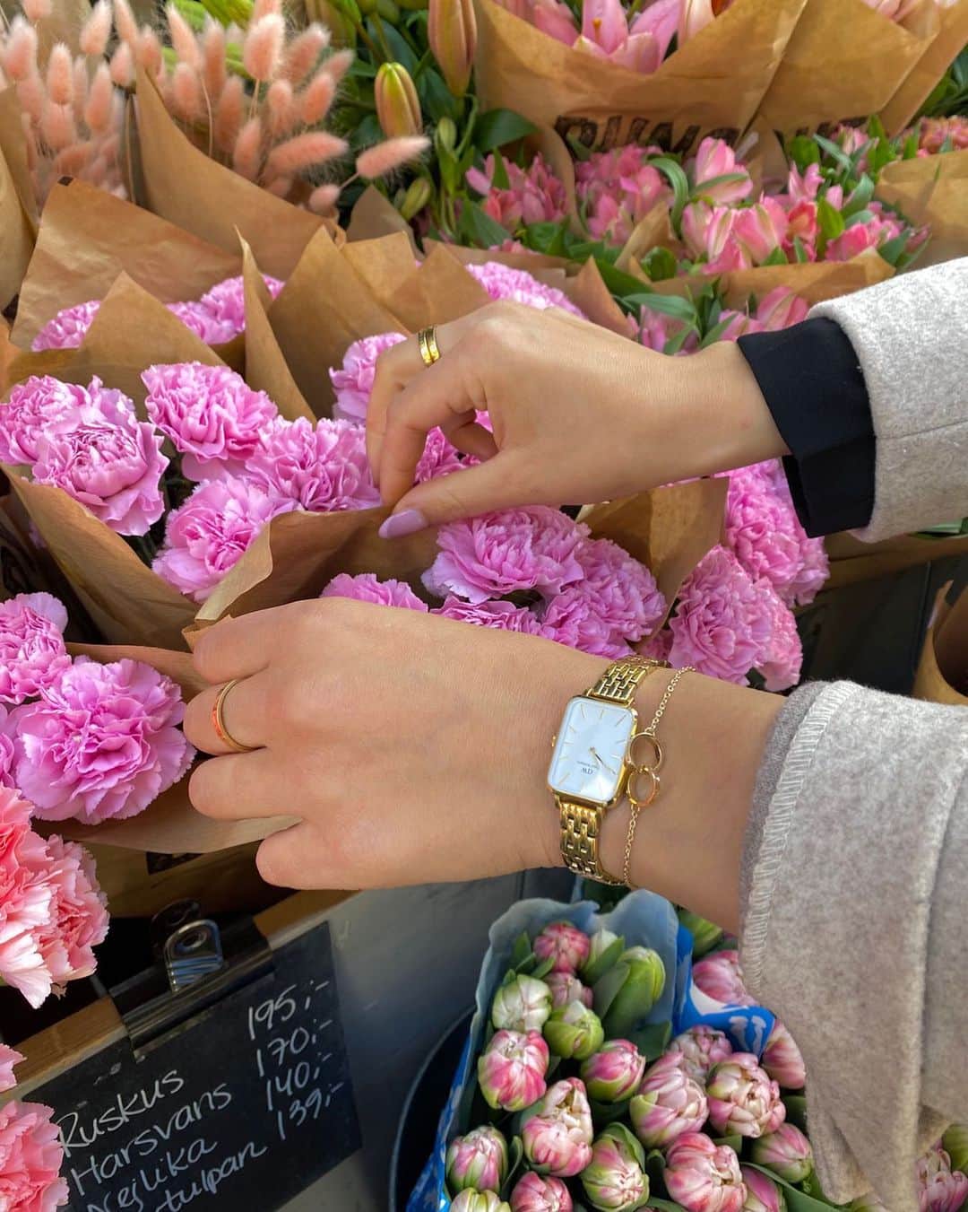 ダニエルウェリントンさんのインスタグラム写真 - (ダニエルウェリントンInstagram)「I can buy myself flowers. 🌸」4月24日 22時59分 - danielwellington