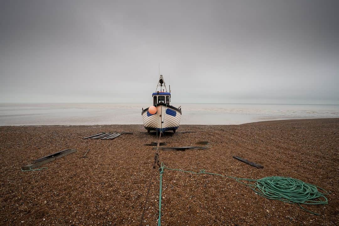 のインスタグラム：「Landscape photographer @markcornick specializes in coastal, botanical and documentary style images. His goal is for the viewers of his work to feel the same emotions as he did when I was taking the image, "a sense of calm, peace, and tranquility."   "When unboxing the SIGMA 17mm F4 DG DN | Contemporary lens from the I series for the first time and holding it in my hands, I was happily surprised to discover how compact and light the lens was, even compared to other I series lenses that I have used. This SIGMA 17mm F4 DG DN | Contemporary has to be one of the lightest wide-angle primes that I have seen."  The SIGMA 17mm F4 DG DN | C is now available for Sony E-Mount and L-Mount.   ⚓️ Visit www.sigmaphoto.com/17mm-f4-dg-dn-c or click the link in our bio for more info ⚓️  #SIGMA #SIGMAphoto #photo #photography #landscapephotography #landscapephoto #wideanglephotography #wideanglelens #sigmacontemporary #sigma17mmcontemporary #sigmadgdn #iseries #sigmalens」