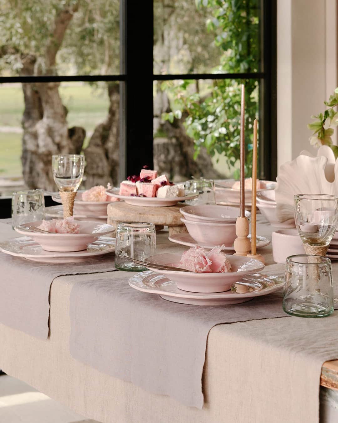 Anthropologieさんのインスタグラム写真 - (AnthropologieInstagram)「Making Mother's Day sweet? Our bestselling Glenna Dinnerware collection in a new rosy hue. [link in bio to set the table for brunch & beyond] 🌸🍽️」4月24日 23時00分 - anthropologie