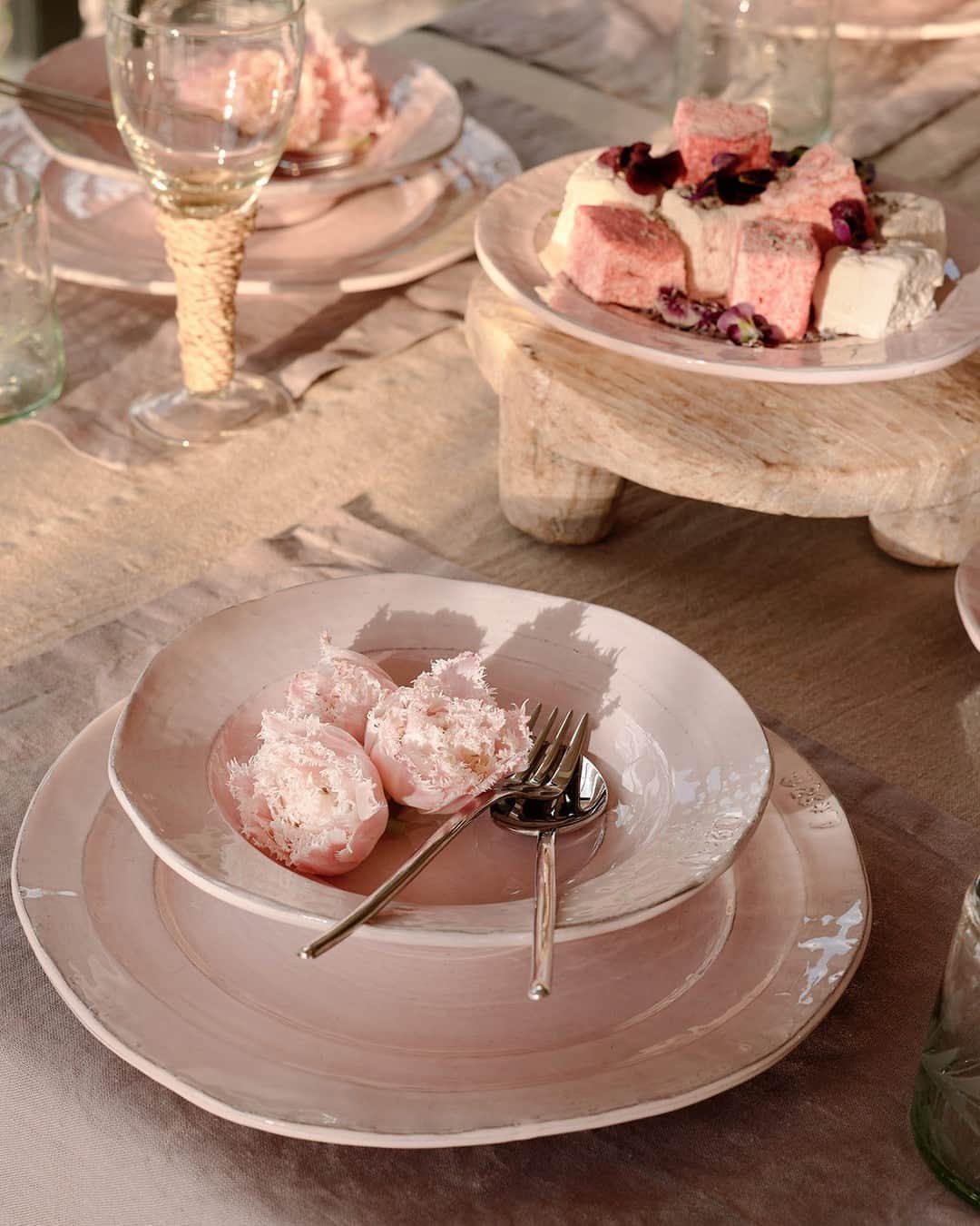 Anthropologieさんのインスタグラム写真 - (AnthropologieInstagram)「Making Mother's Day sweet? Our bestselling Glenna Dinnerware collection in a new rosy hue. [link in bio to set the table for brunch & beyond] 🌸🍽️」4月24日 23時00分 - anthropologie