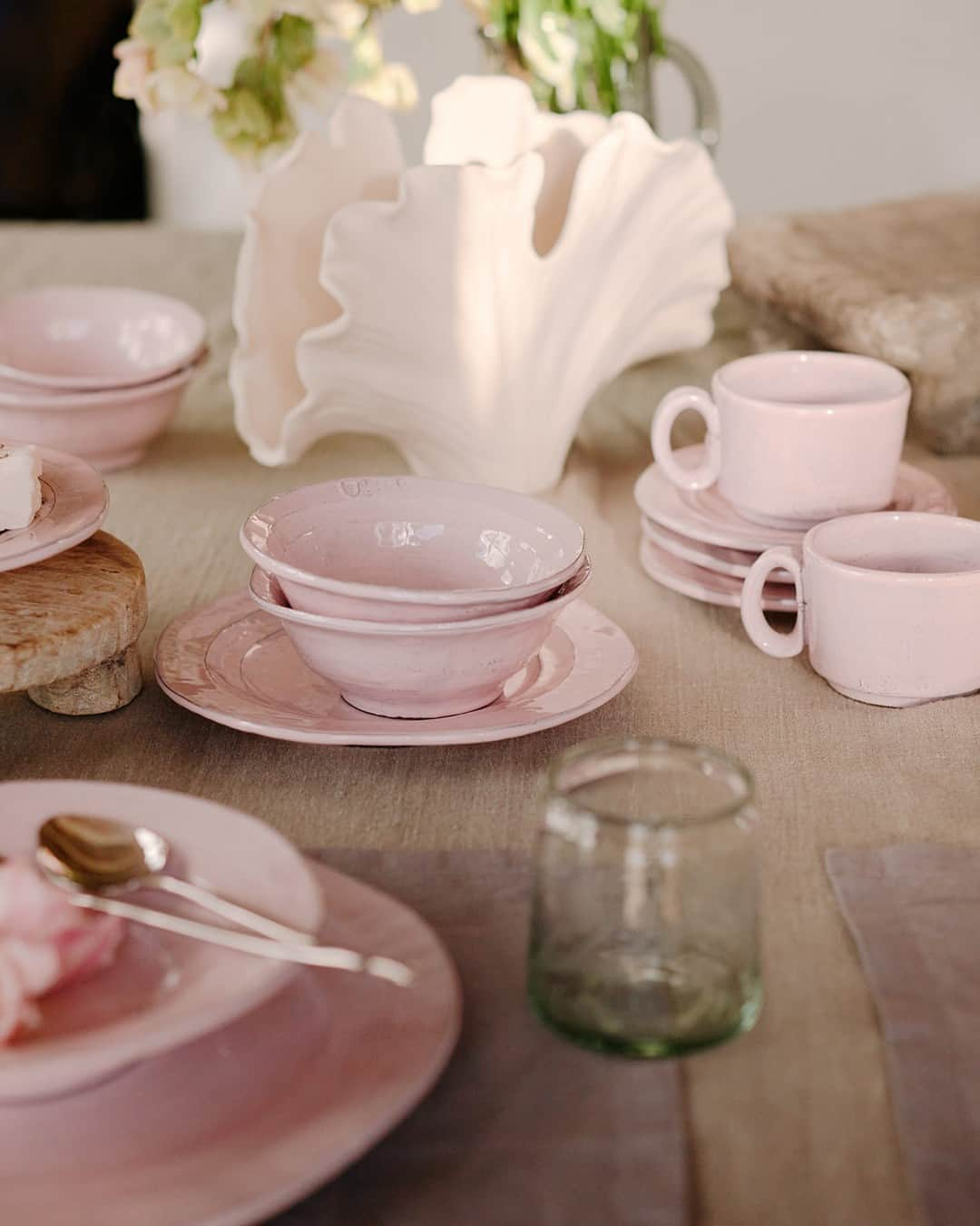 Anthropologieさんのインスタグラム写真 - (AnthropologieInstagram)「Making Mother's Day sweet? Our bestselling Glenna Dinnerware collection in a new rosy hue. [link in bio to set the table for brunch & beyond] 🌸🍽️」4月24日 23時00分 - anthropologie