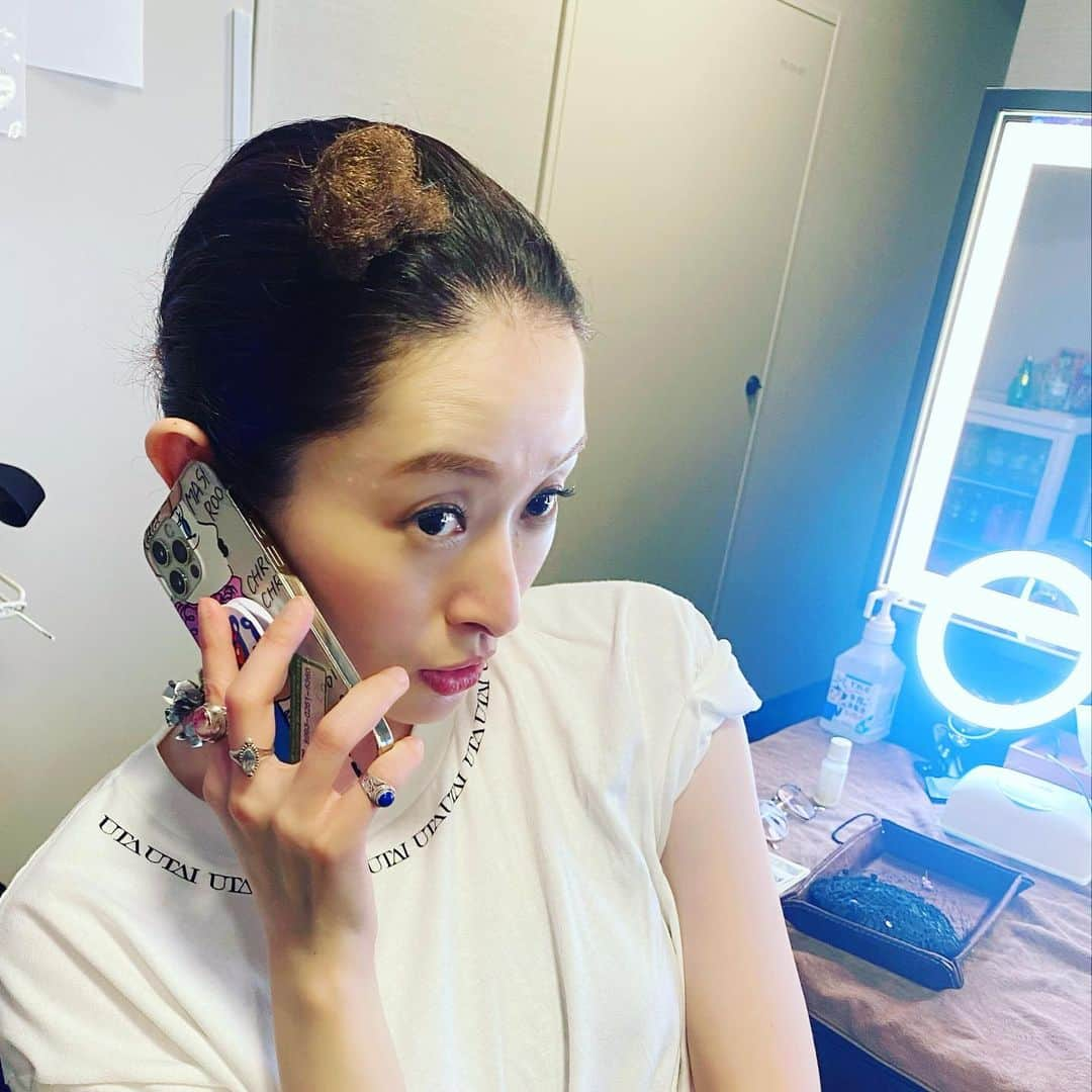 島袋寛子さんのインスタグラム写真 - (島袋寛子Instagram)「- ハロハロ 可愛い円盤アクセの下には モジャちび団子。笑 さぁ　またエネルギーまわしていきますぞ。 いっぱい遊んで、いっぱい働いて、いっぱい学んで、いっぱい遊ぶ。」4月24日 23時00分 - hiroko.shimabukuro