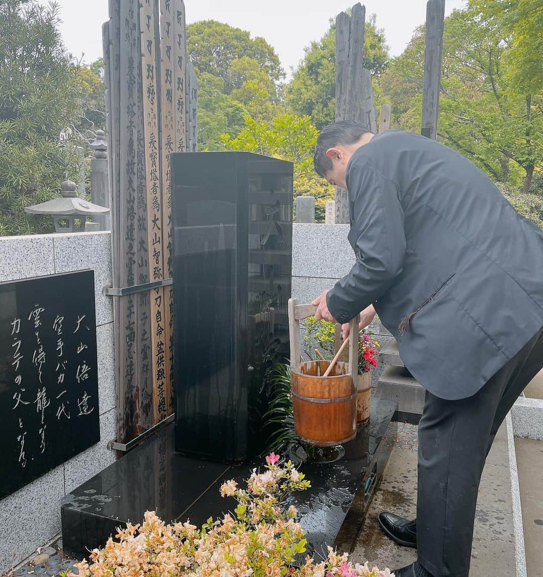 浜井美香さんのインスタグラム写真 - (浜井美香Instagram)「“29th anniversary of Oyama Sousai’s death”Visited Gokokuji Temple to pray for Sosai Mas Oyama.  本日、護国寺にある大山倍達総裁のお墓参りに行ってきました。  年を重ねるごとに、空手の技術だけでなく、文化や教育的な面に、より魅力と必要性を感じています。  日々、組織や会社経営に関わる中で、綺麗事だけでは運営できないことが多々あります。  それでも、毎日楽しく稽古ができ、生活ができていることに感謝しかありません。  心からそう思える精神的な強さを、空手は与えてくれました。  押忍  #kyokushin #karate #kyokushinwomen #martialarts #blackbelt #كيوكوشن #極真 #空手 #大山倍達 #護国寺 #空手バカ一代 #梶原一騎 #極真浜井派」4月24日 23時01分 - kyokushin_karate_mika