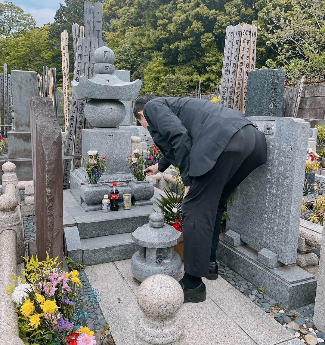 浜井美香さんのインスタグラム写真 - (浜井美香Instagram)「“29th anniversary of Oyama Sousai’s death”Visited Gokokuji Temple to pray for Sosai Mas Oyama.  本日、護国寺にある大山倍達総裁のお墓参りに行ってきました。  年を重ねるごとに、空手の技術だけでなく、文化や教育的な面に、より魅力と必要性を感じています。  日々、組織や会社経営に関わる中で、綺麗事だけでは運営できないことが多々あります。  それでも、毎日楽しく稽古ができ、生活ができていることに感謝しかありません。  心からそう思える精神的な強さを、空手は与えてくれました。  押忍  #kyokushin #karate #kyokushinwomen #martialarts #blackbelt #كيوكوشن #極真 #空手 #大山倍達 #護国寺 #空手バカ一代 #梶原一騎 #極真浜井派」4月24日 23時01分 - kyokushin_karate_mika