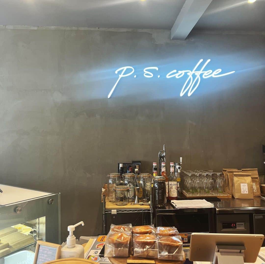 橋本聖子さんのインスタグラム写真 - (橋本聖子Instagram)「目黒のおしゃれカフェ発見☕️  @p.s.coffee_tokyo  レモンのチーズケーキ🍋 オレオのチーズケーキ🍫 いろんな #絶品チーズケーキ が味わえます🫶🏻✨  大好きなチャイティも美味しかった！いいカフェを見つけると嬉しいよね🤍  落ち着く雰囲気で1階はワンちゃんもOKみたいなので今度シーウィーを連れて行きたいな🐶❤️  PR #pscoffee #目黒カフェ #目黒グルメ #贅沢スイーツ #絶品チーズケーキ #バスクチーズケーキ」4月24日 23時03分 - _seikohashimoto