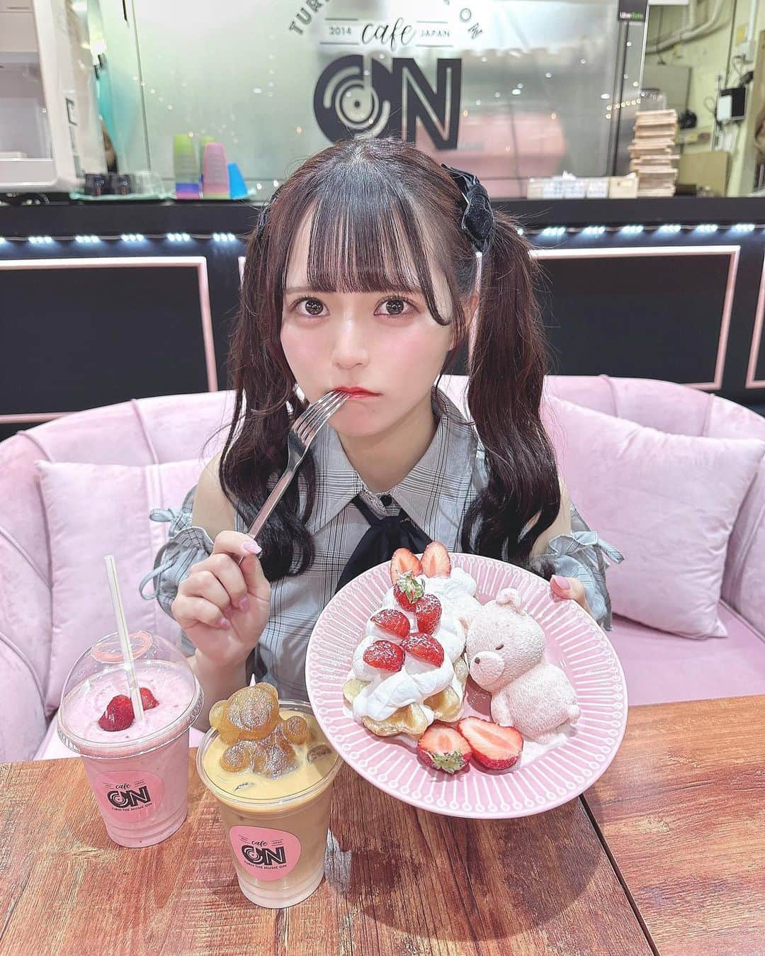 桜井ひかるさんのインスタグラム写真 - (桜井ひかるInstagram)「カフェ活☕️  メンバー仲良しだから たくさんみんなと過ごせて嬉しい🥹💭  tops @marsofficialjapan   #cafeon#cafe#カフェ#カフェ巡り#カフェ好きな人と繋がりたい#クロッフル#新大久保#新大久保カフェ#地雷系#ツインテール#量産型#いちご#苺#mars#歌舞伎#歌舞伎町」4月24日 21時38分 - hikarunroll_