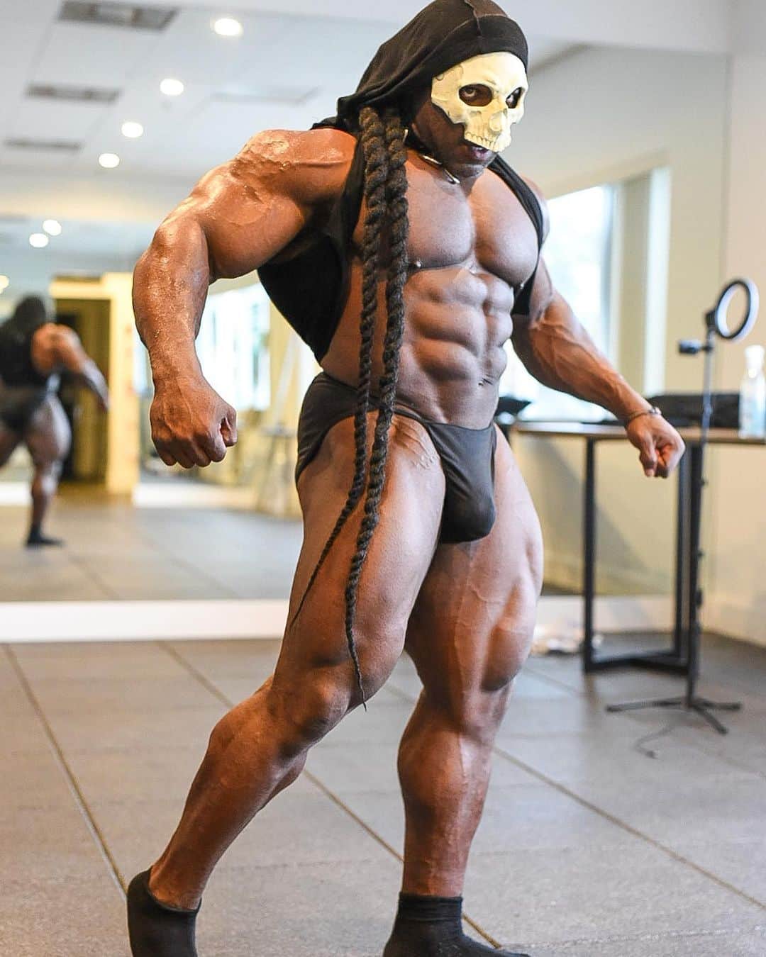 カイ・グリーンのインスタグラム：「Which Pose 👉🏾 1,2,3,4?!  Mindset not only matters, it’s everything physical and mental, it’s the vehicle that keeps you focused and motivated, and allows you to overcome any obstacles that may arise on your journey towards your goals. Devote time to personal growth and push through each day with unwavering strength and power from the help of @redcon1  #KaiGreene #Redcon1 #Bodybuilding #Fyp」