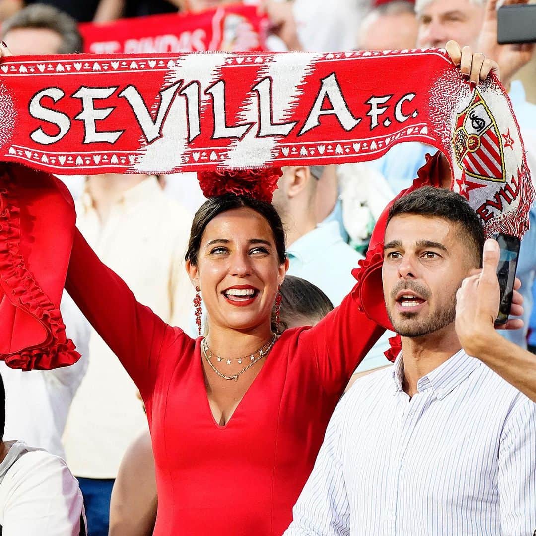 セビージャFCのインスタグラム：「💃🏻 Llueva o ̶n̶i̶e̶v̶e̶ ̶ haya Feria, siempre con nuestro 𝗦𝗘𝗩𝗜𝗟𝗟𝗔 ❤️  #WeareSevilla #NuncaTeRindas #feria #sevillafc #sevilla」