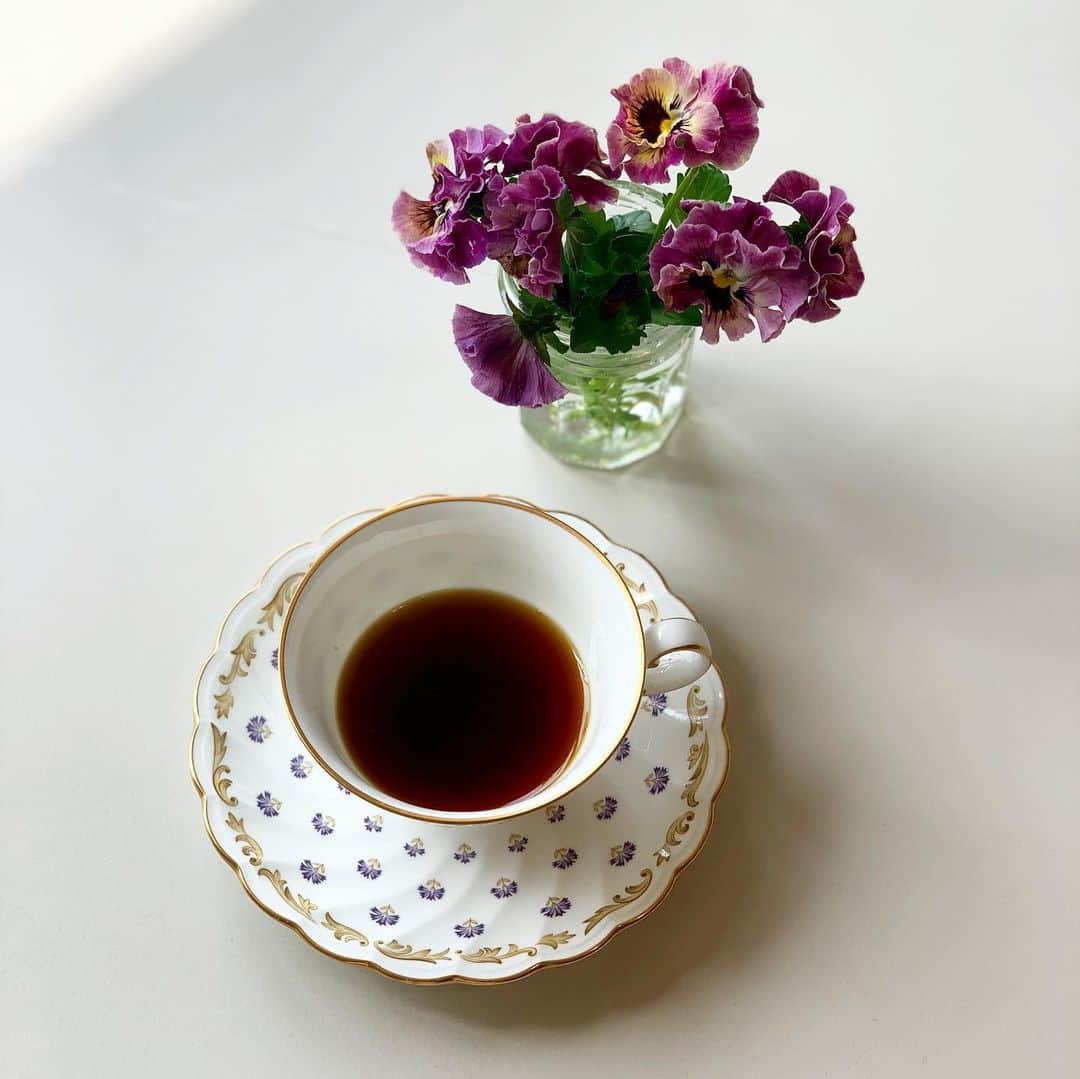 佐藤友子さんのインスタグラム写真 - (佐藤友子Instagram)「バタバタとした日々を経て久しぶりの投稿となりました😌  先月息子と旅した糸島でコーヒーを飲む機会に、たまたまコーヒーが注がれたカップがNoritake(ノリタケ)のものでした。  今までだって喫茶店に行ったときなどにNoritakeのカップ&ソーサーには数多く触れる機会はあったのに、旅先パワーでしょうか。  非日常で手にしたカップに一瞬にして気持ちを奪われてしまいました。  旅が終わり地元に帰ってきてから我が家にもまず一客でよいからNoritakeのカップを迎えてみようと器屋さんで探しまして、旅先で触れたものとは全く違うデザインのものですが、わたしが生まれた年につくられたこの紫色の小花模様のカップ&ソーサーに出会いました。  バルコニーから摘んできたビオラとも、なんだかお似合いな感じです。  最近はこのカップ&ソーサーが気に入りすぎて、コーヒーを家で飲むときはこればかりです。 ささやかに優雅な気分を運んでくれます。  北欧のカップ&ソーサーも大大大好きですが、年齢を重ねて、昔から知ってはいたけれど迎えいれていなかった国内の老舗メーカーさんの器に魅せられるようになる変化が自分でも新鮮です。  旅先で開いた、あらたな好きの扉なのかもしれません。  #ノリタケ食器  #カップアンドソーサー  #おうちカフェ  #北欧暮らしの道具店」4月24日 21時32分 - tomokosato_hokuohkurashi
