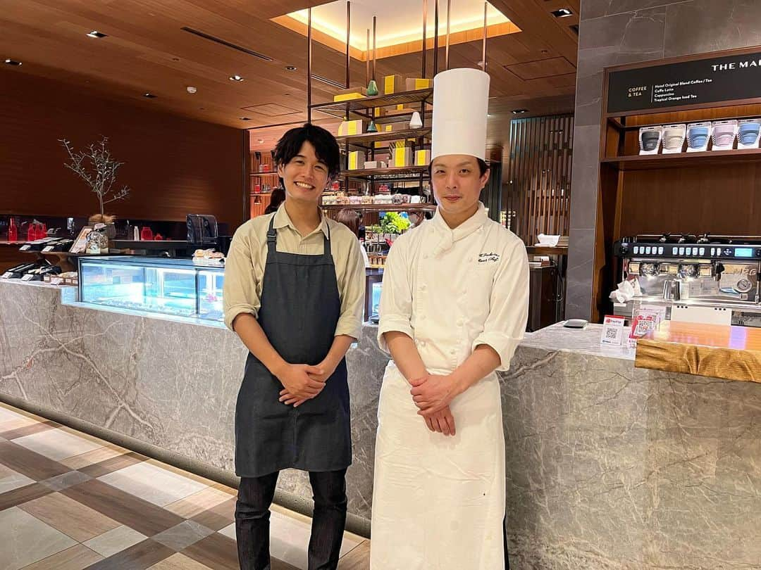 井口謙のインスタグラム：「． タダイマ！内新企画 「Ken's dish」初回でした！  初回の先生は #グランドハイアット福岡 1階のレストラン #ザマーケットエフ  オシャレな店内で本格フレンチに挑戦！！🍳  …のはずが、手際が悪すぎて炒める専門家となった井口でした。  ただ、ムースもコックオーヴァン(言いたくなる名前)もチーズリゾットも全て絶品！  是非ご家庭でチャレンジしてみてください。 レシピは @tadaima_rkb に載っております🥔🧅  #themarketf  #ザマーケットエフ  #深佐シェフ #とても優しい先生  #タダイマ #今度また作って載せます  #言ったからには」