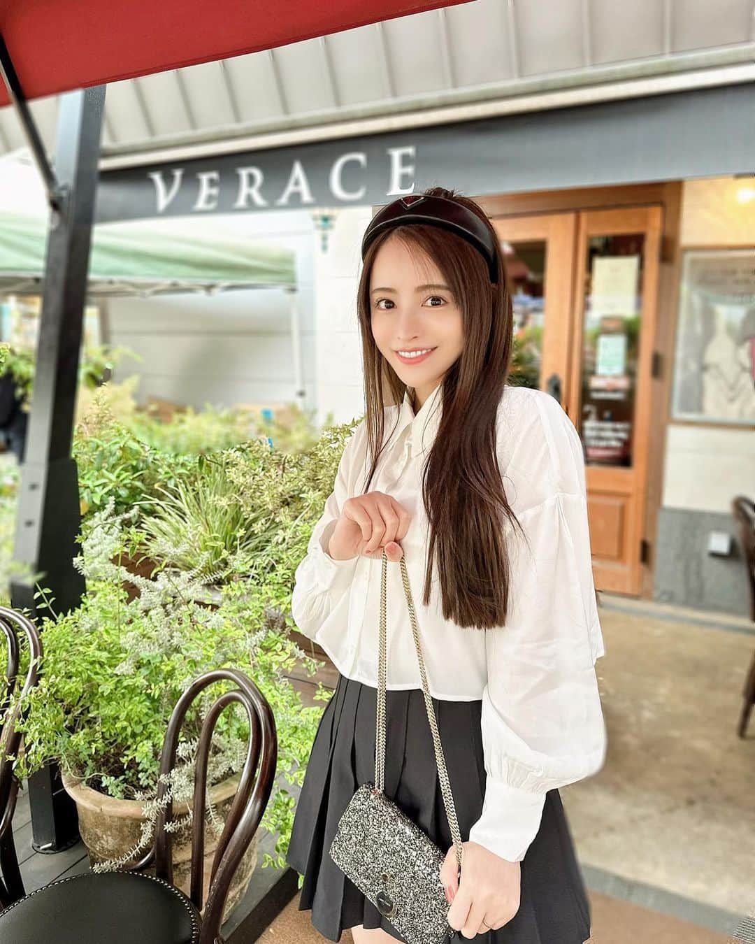 ririのインスタグラム：「🅞🅞🅣🅓 ✌︎  @royalparty_official ✅ 白シャツマニア😂💓 このシャツもお気に入り👚✨😆  展示会でオーダーした お洋服たちが届き出したので コーデアップしていくね♥️  #love #happy #royalparty  #cordinate  #fashionista  #fashion」