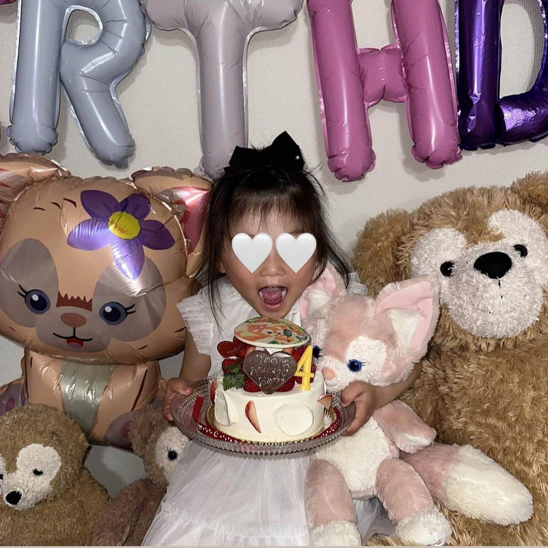 河田玲緒奈さんのインスタグラム写真 - (河田玲緒奈Instagram)「. . 2023.04.24  長女４歳のお誕生日🎂💕 . ４年前の今日、この時間帯に 緊急帝王切開になり 家族全員集められるほど緊張感が はしったあの日から４年。 心拍が落ちて最悪の事もあると 言われ覚悟出来きれず 手術が始められ生まれてくると 手にへその緒をぐるぐる巻きにし 握り締めてでてきたよね🤣 それが原因で心拍が落ちてただけで とっても元気に3475gの立派な女の子が生まれてきました😌💕 . . 三兄妹の真ん中の長女で すごくしっかりもので間違った事が 嫌いな完璧主義者🤣✨ でも凄くわがままで声が大きい。笑 でも甘え上手で可愛い唯一の女の子🍓 これからも誰からも愛される Linoaでいてね🥰❤️ . . 生まれてきてくれてありがとう😌💕💕 . . . 夜ご飯はリクエストのお子様ランチ☀️ 喜んでくれてよかった🍄 . . #4歳女の子　#4歳お誕生日 #お誕生日バルーン　#ステラリュヌ」4月24日 21時35分 - re0nq_0629