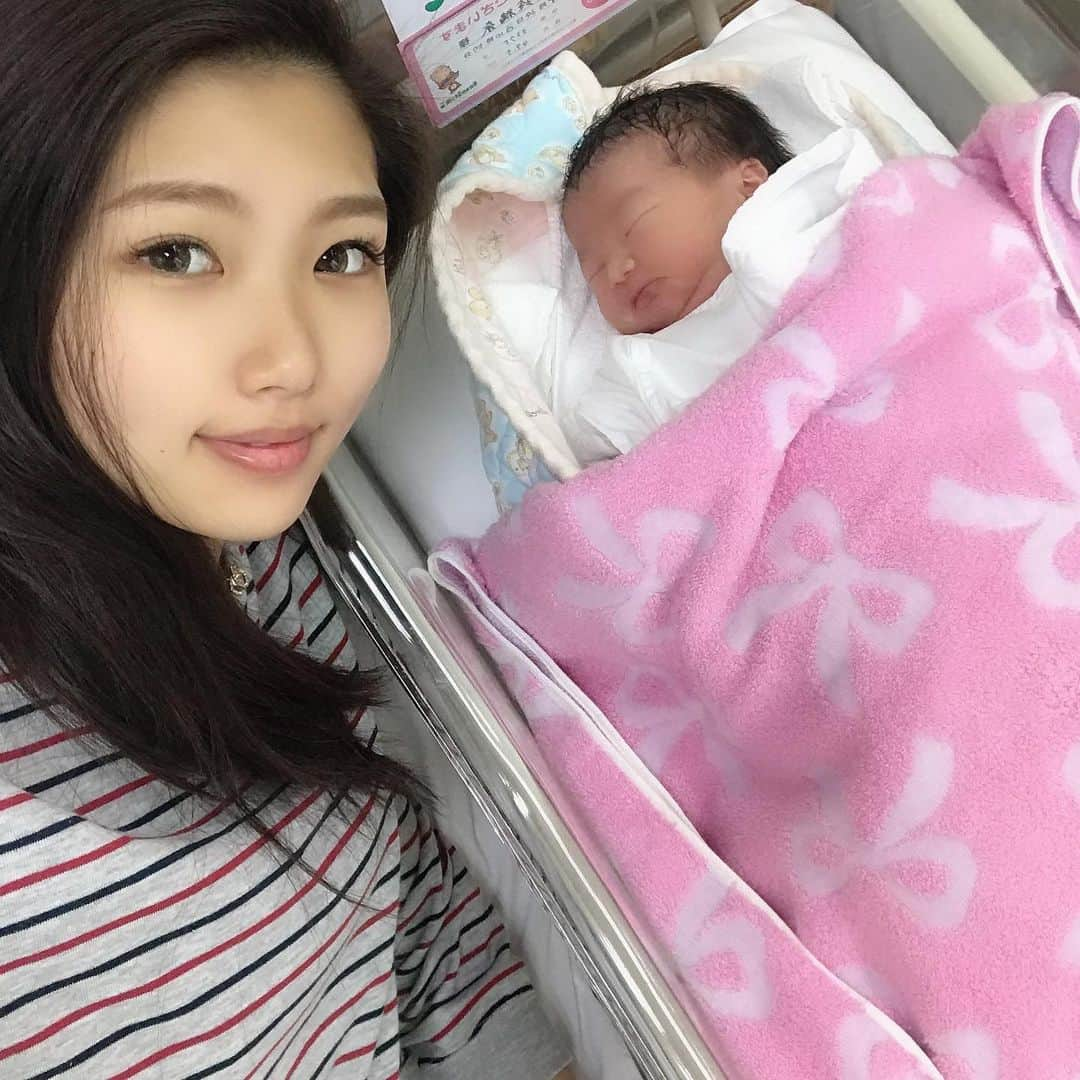 河田玲緒奈さんのインスタグラム写真 - (河田玲緒奈Instagram)「. . 2023.04.24  長女４歳のお誕生日🎂💕 . ４年前の今日、この時間帯に 緊急帝王切開になり 家族全員集められるほど緊張感が はしったあの日から４年。 心拍が落ちて最悪の事もあると 言われ覚悟出来きれず 手術が始められ生まれてくると 手にへその緒をぐるぐる巻きにし 握り締めてでてきたよね🤣 それが原因で心拍が落ちてただけで とっても元気に3475gの立派な女の子が生まれてきました😌💕 . . 三兄妹の真ん中の長女で すごくしっかりもので間違った事が 嫌いな完璧主義者🤣✨ でも凄くわがままで声が大きい。笑 でも甘え上手で可愛い唯一の女の子🍓 これからも誰からも愛される Linoaでいてね🥰❤️ . . 生まれてきてくれてありがとう😌💕💕 . . . 夜ご飯はリクエストのお子様ランチ☀️ 喜んでくれてよかった🍄 . . #4歳女の子　#4歳お誕生日 #お誕生日バルーン　#ステラリュヌ」4月24日 21時35分 - re0nq_0629