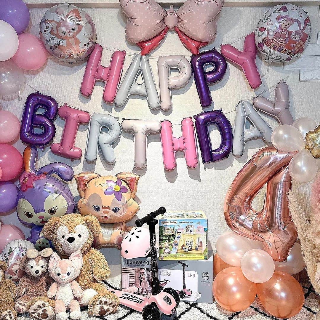 河田玲緒奈さんのインスタグラム写真 - (河田玲緒奈Instagram)「. . 2023.04.24  長女４歳のお誕生日🎂💕 . ４年前の今日、この時間帯に 緊急帝王切開になり 家族全員集められるほど緊張感が はしったあの日から４年。 心拍が落ちて最悪の事もあると 言われ覚悟出来きれず 手術が始められ生まれてくると 手にへその緒をぐるぐる巻きにし 握り締めてでてきたよね🤣 それが原因で心拍が落ちてただけで とっても元気に3475gの立派な女の子が生まれてきました😌💕 . . 三兄妹の真ん中の長女で すごくしっかりもので間違った事が 嫌いな完璧主義者🤣✨ でも凄くわがままで声が大きい。笑 でも甘え上手で可愛い唯一の女の子🍓 これからも誰からも愛される Linoaでいてね🥰❤️ . . 生まれてきてくれてありがとう😌💕💕 . . . 夜ご飯はリクエストのお子様ランチ☀️ 喜んでくれてよかった🍄 . . #4歳女の子　#4歳お誕生日 #お誕生日バルーン　#ステラリュヌ」4月24日 21時35分 - re0nq_0629