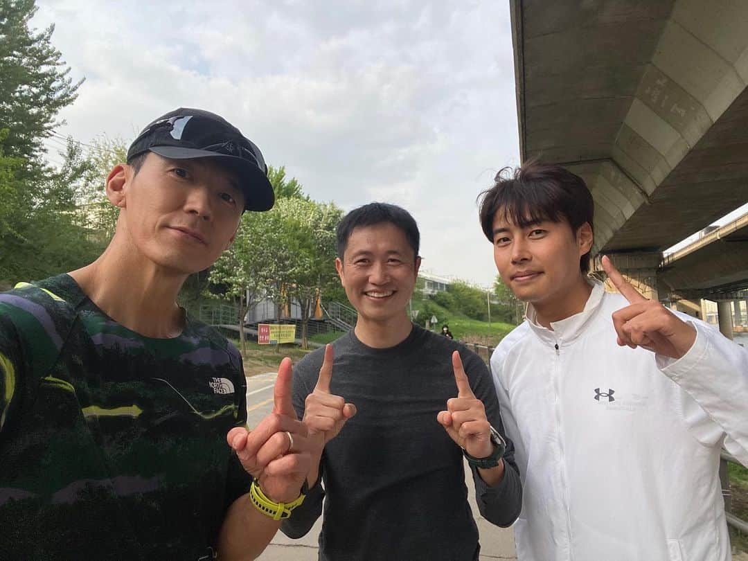 ジヌションさんのインスタグラム写真 - (ジヌションInstagram)「🏃‍♂️ 기분 좋은 오후 러닝 #UNKNOWNCREW #언노운크루 #션 #이영표 #장호준」4月24日 21時36分 - jinusean3000