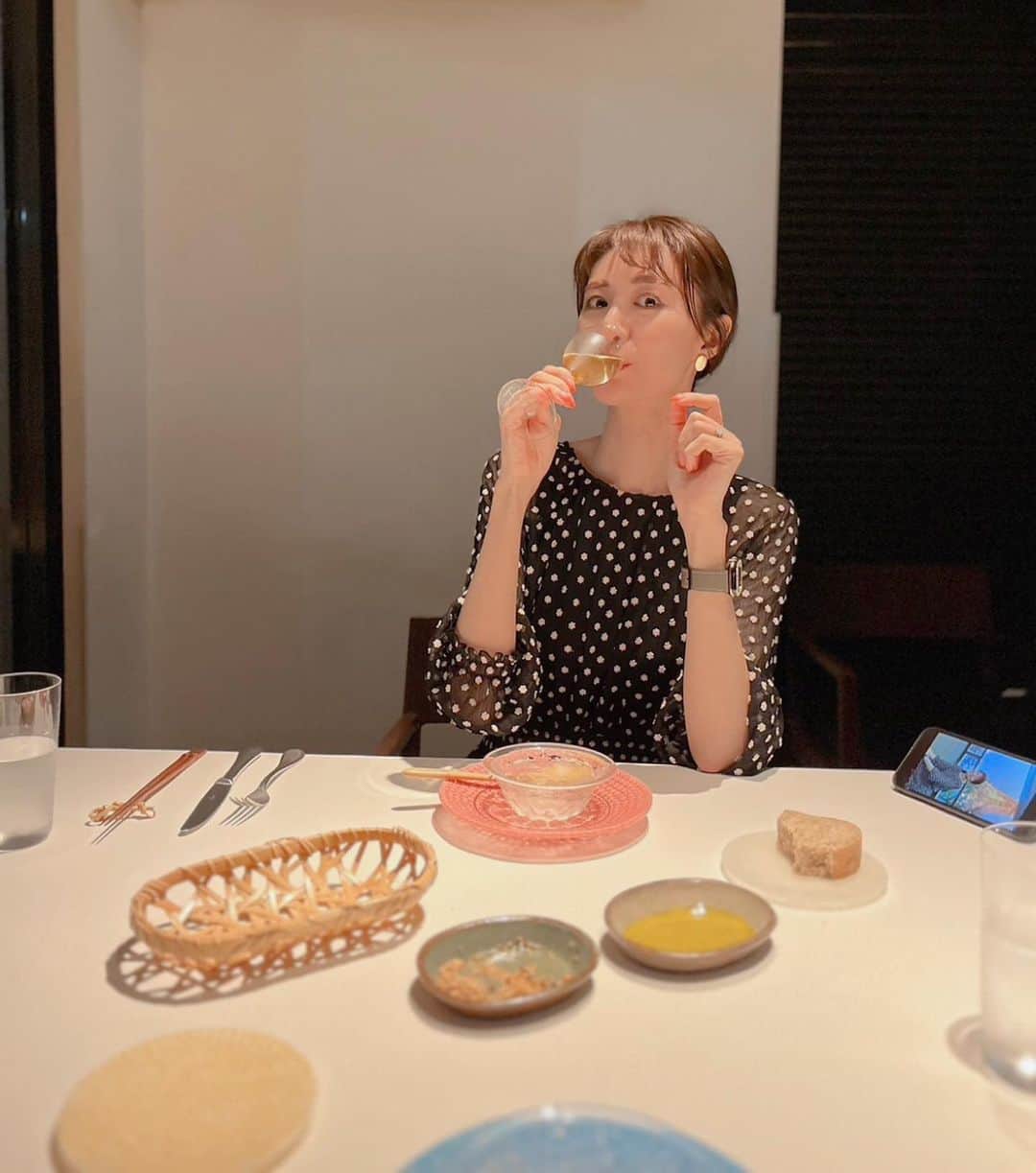 のインスタグラム：「🗼  注⚠️ 飲んでいるのは ノンアルコールシャンパンです 笑  最近はノンアル派にも ワインの作り手さんが作ったものがあったりで フレンチを食べる際も 選べる時代になりました  私は食事制限というより 身体に良いものを食べたい 飲みたい、という 気持ちが強く これは職業病かもしれないけど その中でも 美味しいものを（ここ重要🙌） 選んで食べたり飲んだりしています  でもたまには 何でもOKの日があったり カップ麺も好きだし 何事もたまには良いと思ってます  美味しいと思うなら良いよね 要するに気まぐれ、笑  #美容と健康  #tokyotower #tokyo #dinner #tawashita  #タワシタ #東京タワー  #東京 #フレンチ」