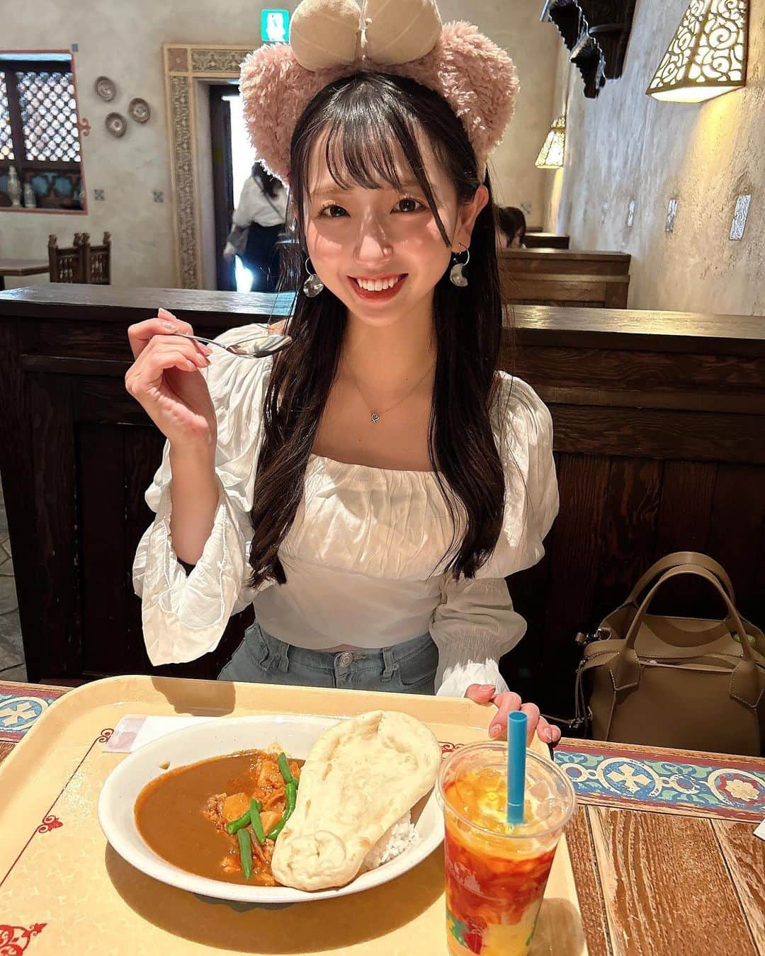 池永百合さんのインスタグラム写真 - (池永百合Instagram)「東京ディズニーシー　アラビアンコースト内にある カスバ・フードコートのベジタブルカリー🍛💕 チキンカリー甘口、野菜カリー中辛、ビーフカリー辛口、コンビカリーがあって 私は、ベジタブルカリー🍛🥔 中辛て書いてあるけど、全く辛くなくて食べやすかったです🍴  友達は、チキンカリーを食べていました☺️  みなさんはディズニーシーに行くと、絶対食べるものなどあるかな？✨✨」4月24日 21時46分 - ikenaga_yuri