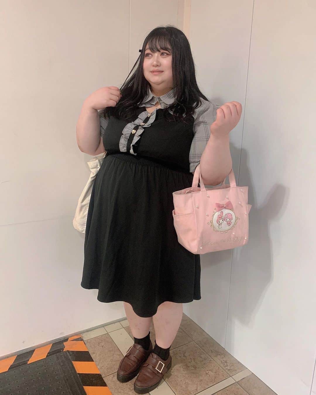 えみっくすのインスタグラム：「タベルノスキーの夏ワンピ😺場所は完全に映えてないけど、ワンピはめちゃくちゃかわいい🥺半袖だからこれからヘビロテの予感ჱ̒⸝⸝•̀֊•́⸝⸝)‪♡  H155/W105/B125/W105/H115 @xxangelsizexx @taberunosky   不機嫌なハートちゃんワンピースチェックVer (4L～6L相当)  👗 .｡ _________________________ ｡. 👗   　えみっくすの日々のコーディネートを ︎︎ 　　　▶️ #えみっくすコーデ ◀️  　　　でまとめています⸜(*⃙⃘'ᵕ'*⃙⃘)⸝⋆*   　コーデを参考にしてくれたらぜひ  　ハッシュタグをつけて投稿してね📷✨  👗 .｡ _________________________ ｡. 👗  #たべすきASA #タベルノスキー #エンジェルサイズ #taberunosky #angelsize #ぽっちゃりコーデ #ぽっちゃり #ぽっちゃり女子 #ぽっちゃりファッション #ぽっちゃりさんと繋がりたい #ぽっちゃり大人女子 #ぽっちゃりモデル #ぽっちゃり女子と繋がりたい #プラスサイズ #プラスサイズコーデ #プラスサイズファッション #plussize #plussizefashion #plussizestyle #chubby #curvy #curvygirl #curvyfashion #棉花糖女孩 #ミスiD2022 #メゾンドフルール #maisondefleur」