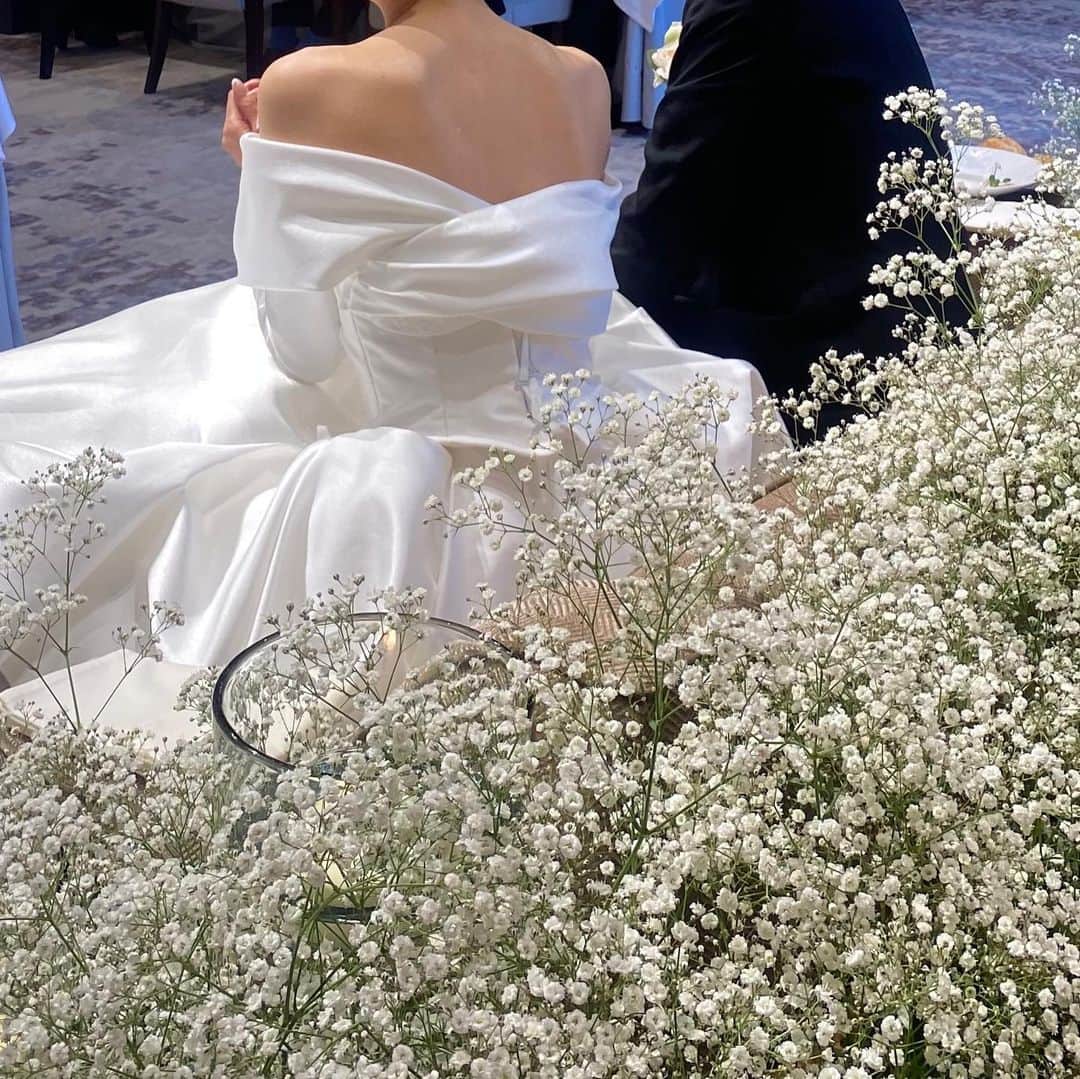 zussaさんのインスタグラム写真 - (zussaInstagram)「お花とケーキにも拘りました。😌 プロフィールブックは @__more_wedding__ さんにお願いしました。席札もありがとうございました！🎬」4月24日 21時46分 - niwatorigoya