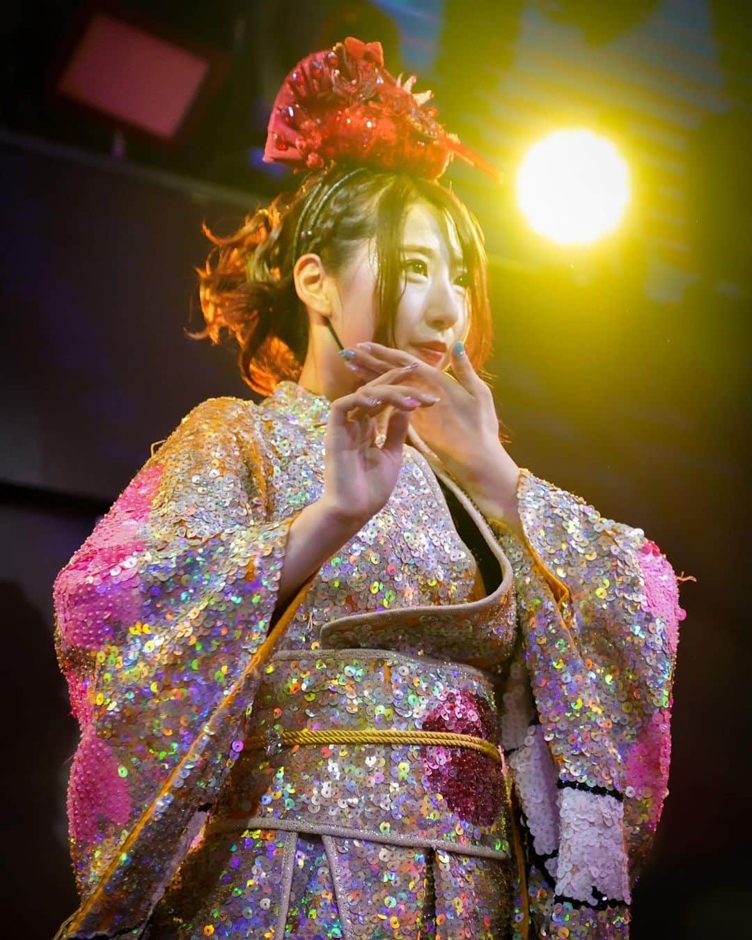 おもちのインスタグラム：「★  4月25日第1部 千本桜 Queen 務めさせていただくことになりました。  バーレスク東京といえばと言っても 過言ではないくらい大切な作品です。 いちごさんや先輩方が沢山の愛をこめて踊られてきた演目。 私たちが入店した頃は敷居が高く 刺青を着れる立ち位置はレジェンドさん 達が立ってくださってて心から憧れを持っていました。 【千本桜】という演目がなかったら…… そのQueenをミトさんがしていなかったら 私はきっとバーレスク東京にいません。 私の人生を変えてくれた大切な演目です。  本来ならいちごさんに踊って頂きたいと思う方も沢山いらっしゃると思います。 いちごさんが大切にされてきた作品を 私なりに心を込めて感謝しながら踊りたいと思います。  1部 おもち🌸*･ 2部エリー🌸*･ 3部なみえさん🌸*･  この3人で千秋楽をむかえます。 それぞれの桜を満開に咲かせられるよう頑張りますので どうか見守っててください。  急なご報告で見に来れない方も沢山いると思います。 ZAIKOなどで見守っていただけると嬉しいです🥲  そして千秋楽ということで推しプランで来てくださった方に特別ブロマイドをご用意しました🌸*･ 皆様に見ていただけますように。  皆様 よろしくお願いします🙇‍♀️  おもち🌸」