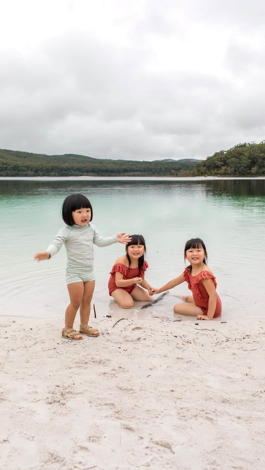 MOMOツインズのインスタグラム：「Missing the beautiful weather and fresh air in Queensland right about now. The kids vividly remember all the fun they had last June, from our glamping stay in Habitat Noosa to tubing down Eli creek on Fraser island. The 10D9N trip itinerary planning was left in the expertise of @euholidays which made it such a hassle-free holiday. There is just so much to experience! Check our link in bio for the full itinerary.   @euholidays @queensland #thisisqueensland」