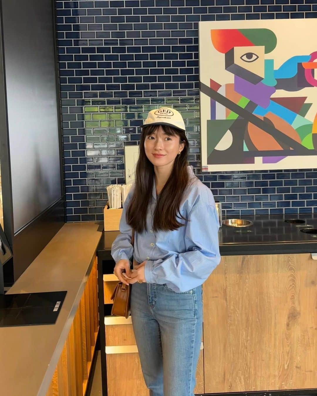 吉竹美聡のインスタグラム：「ラテ待ち🥛🫧 いつものデニムコーデに可愛いキャップを 合わせて新鮮な気持ち🧢👔💙」
