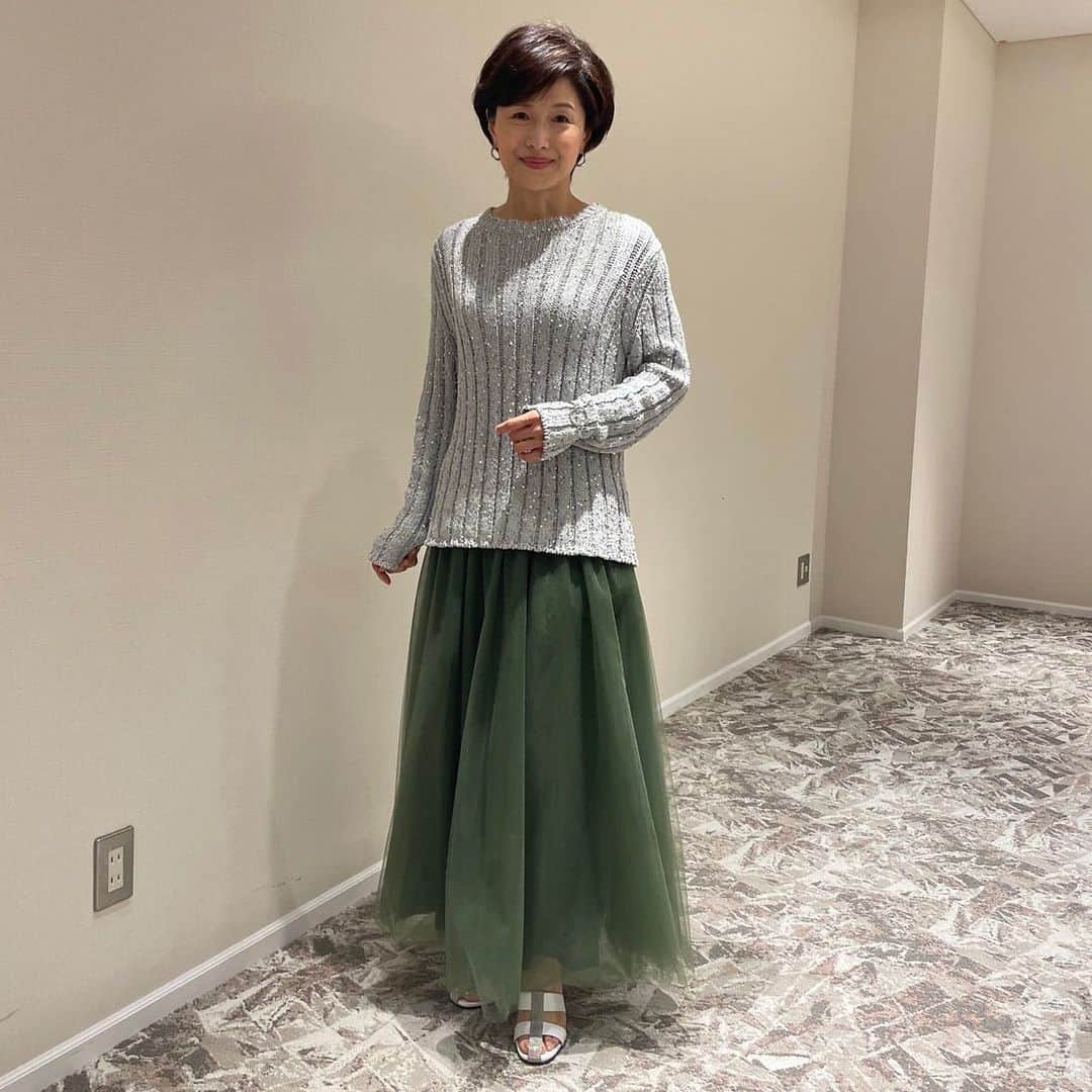 水野真紀さんのインスタグラム写真 - (水野真紀Instagram)「先週、四半世紀に渡りお世話になっている ピタットハウスさんの会の お手伝いを致しました。  そして、 これまた四半世紀のお付き合いの スタイリストさんが用意して 下さった衣装です。  一緒に年を重ねるので お互い、自分の老いに気付かない⁉️ 京都の混みっぷり、凄まじかったです💦  ○衣装 ニット、スカート、靴 FABIANA  FILIPPI (#ファビアナフィリッピ/アオイ) 03-3239-0341  ○アクセサリー ピアス、ブレスレット #ABISTE(#アビステ)　03-3401-7124 #ピタットハウス」4月24日 21時44分 - maki_mizuno_official