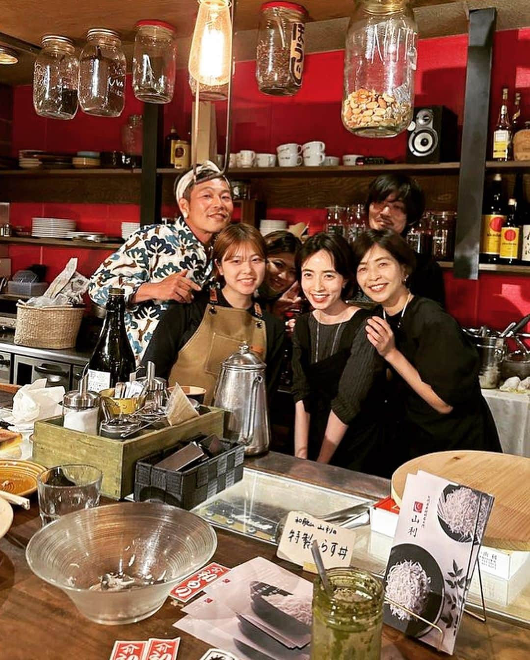 菊井亜希さんのインスタグラム写真 - (菊井亜希Instagram)「先日は "スナックかずこ"に ご来店くださった皆様 ありがとうございました。 ㊗︎満員御礼🥹🫧  この度は、 主婦薬膳の相方 @kosakamiyakoと共に 奈良の @polkadot0306で guest chefとしてお料理を提供させて頂きました👩‍🍳  "スナックかずこ"とは、 自然農園や農プロデュース、明日香biomarché を運営する @tarutarufarm さんがママとなり 月に1度ご自身やマルシェの仲間の作る食材を中心に、その都度 様々なchefを招いて お料理やお酒をpopupで楽しむ コンセプチュアルな居酒屋スナックです🍸  相方の都さんとは薬膳教室で出会い、 食に対する心持ちや拘り 同じ世界線で共鳴し、 何より食いしん坊が共通の私たちは、 あっという間に意気投合😊 そして今回は、主婦薬膳としてオファーを受け この様な素敵な機会を頂く事となりました🤝🏻✨  今回のテーマは春の薬膳🌿 冬に溜め込んだ老廃物を"流す"という食事を意識し、生薬を使った薬膳スープをはじめ、肝臓の機能を高める食材や有機野菜を中心に取り入れました。 調理に使う水から調味料への拘り、 安心と安全、 自分達が納得できるものを提供しようね。 が、私達の譲れない想いです😌  いつもあたたかいムードたっぷりな このスナックの雰囲気が大好きです🌹  至らぬところもあったかとは思いますが、 かずこママをはじめ、ご協力頂いた農家の皆さん、タコちゃん、ポルカのスタッフのみなさん、家族のみんな、友人のみんな、足を運んでくださった皆さま、心からありがとうございました🥺🩵  この様な活動も、自分たちの自己表現の一つとし て温かく見守って頂けたら、そして一緒に盛り上げてくださったら幸いです☺️  またの機会に、お会いできますよう🩷 食を通して、みなさんの日々が健やかに より良くなる事を願っています🫶🏻🫧  ※前菜以外のお料理達は撮れていなかったので次からは余裕を持って archiveするのが課題です🫢  メニュー ・フェンネルとタイムのトマトサラダ ・新玉ねぎとスナップエンドウのエスニックサラ ダ ・キノコとワラビ、メカブのぬるぬる和え物 ・白木耳と八朝のマリネ ・セロリとフェンネルのオリエンタル水餃子 ・のらのわ卵のあおさ葛あんかけ ・新じゃがとえんどう豆のミントコロッケ ・新玉ねぎとめかぶのチヂミ ・クロマグロカツのサルサソース添え ・山利しらすときゃらぶきご飯、花山椒のライム ソース添え ・のらのわ鳥ガラと生薬、ベジブロスを使った　春の薬膳スープ (鶏抜きの方には干貝柱の出汁で」4月24日 21時44分 - bollywoood