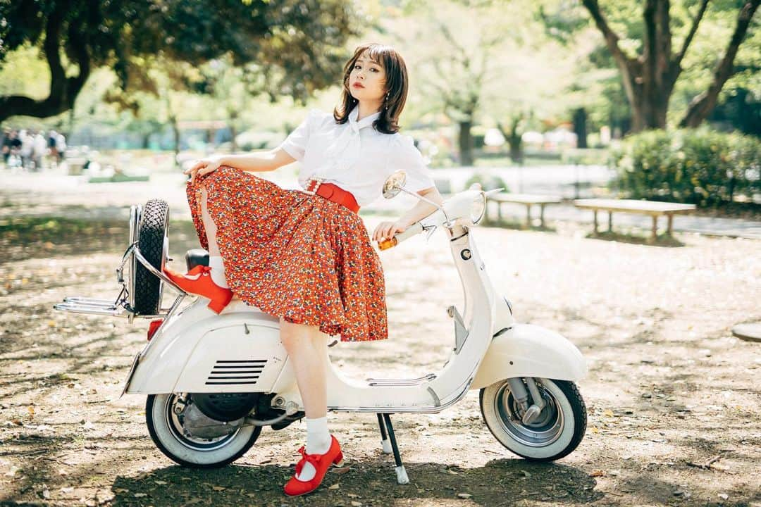 増井みおさんのインスタグラム写真 - (増井みおInstagram)「Vespa🛵撮影 雰囲気ばちばちに良い🥹  photo by @style_k_2   #vespa #作品撮り #ポートレート」4月24日 21時56分 - mio006