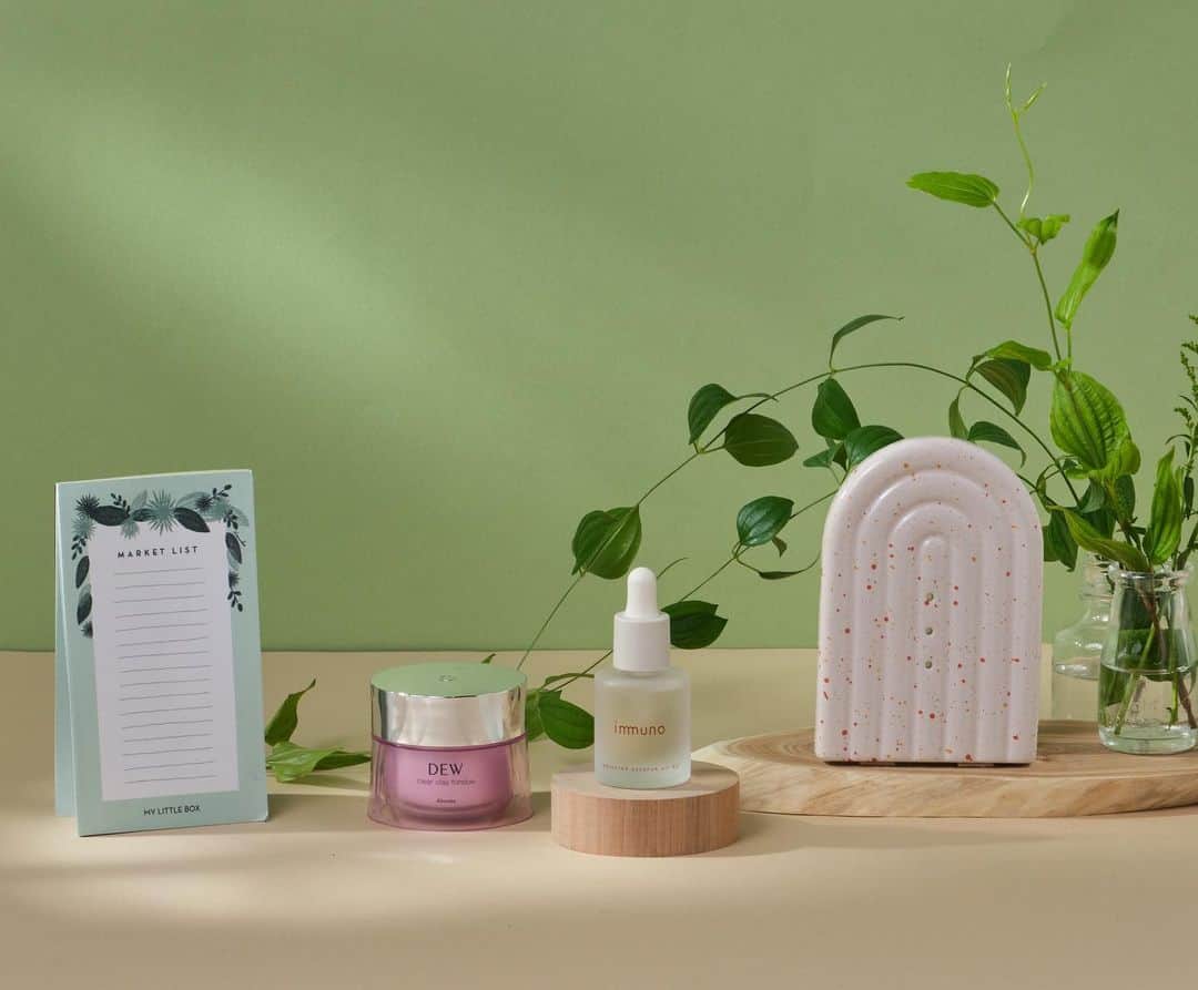 My Little Box Japanのインスタグラム：「もう4月ボックスはゲットした？🌿🤍  新しくスキンケアを新調したい方や、新しい環境で新しい生活が始まり、毎日を頑張る自分へのご褒美にもぴったりのボックスです！お見逃しなく！  #mylittlebox #マイリトルボックス #immuno #イミュノ #dew #スキンケア紹介 #インテリア小物」