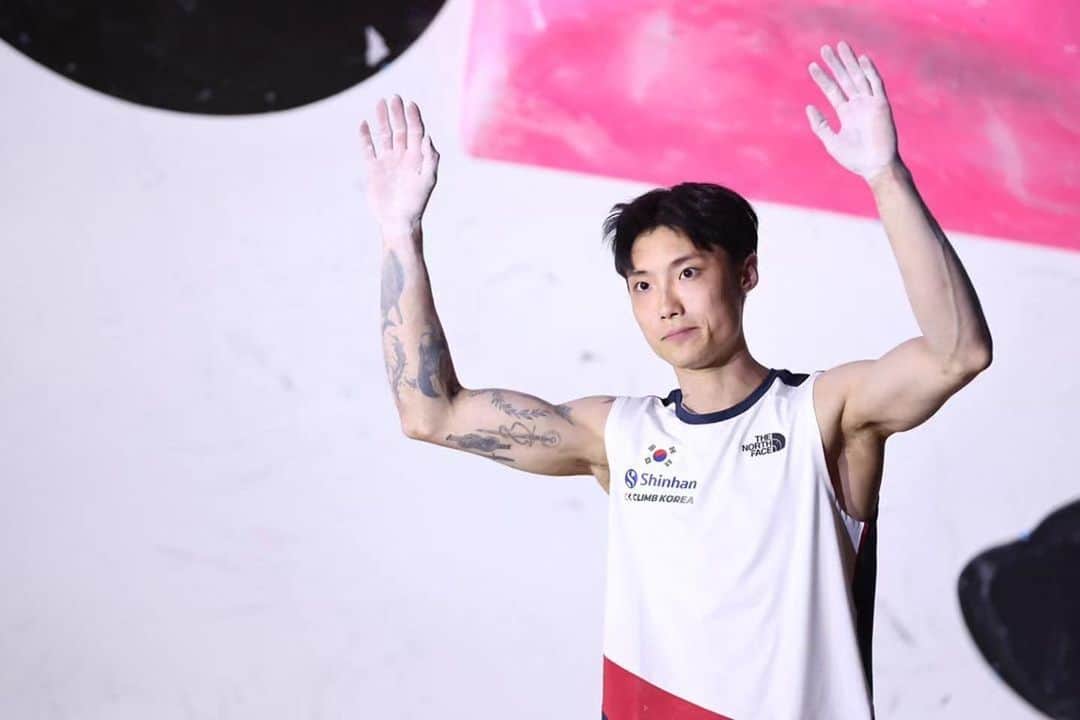 チョン・ジョンウォンのインスタグラム：「2023 First boulder worldcup Final round was good training round for me I knew, but once again I found out about my weaknesses I will try to show a good performance again this weekend in my hometown 🇰🇷 Let’s go🔥 always thanks all of your support   이번주 서울 월드컵에서 더 좋은 모습 보여드리겠습니다 응원해 주셔서 감사합니다🔥  📸 @climbersjp @shintaozawa 🙏  @thenorthface_kr @scarpaspa」