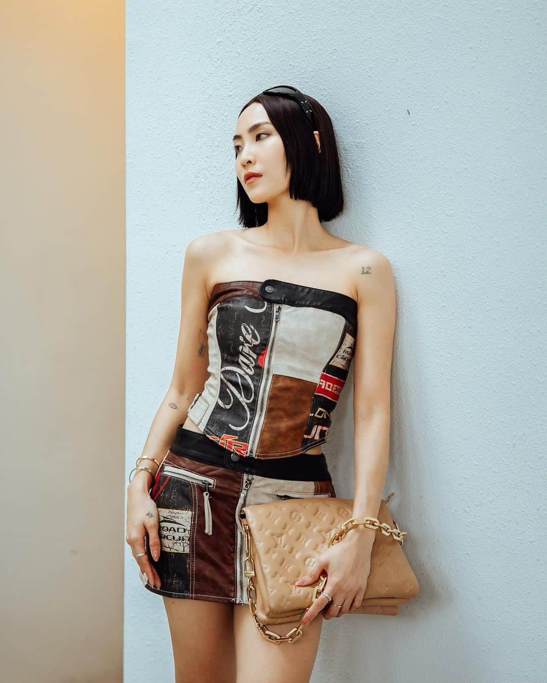 ソニアのインスタグラム：「Things that boost serotonin for me 🪄 sunrise hikes, long chats with my besties, and a warm hug… and cup noodles at 3am you just can’t go wrong with that heh  Golden moments with @louisvuitton ✨」