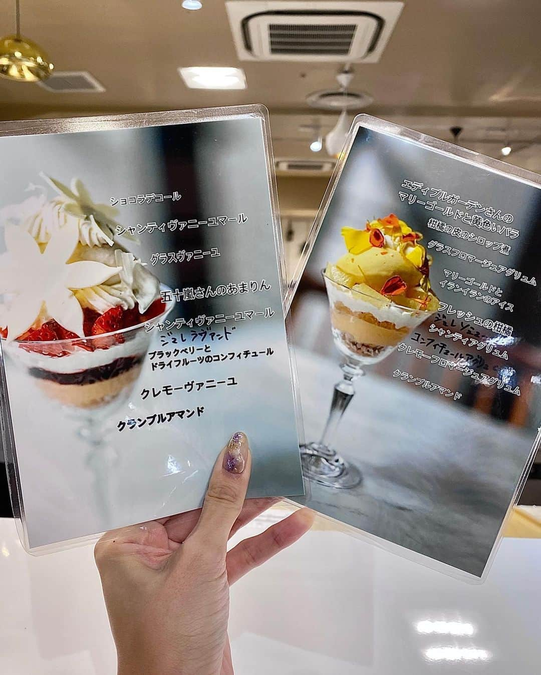 瀧口杏耶さんのインスタグラム写真 - (瀧口杏耶Instagram)「@as_dessert_parfait 💐 * 伊勢丹フランス展🇫🇷 初日と2日目の2日間連続で伺いました☺️ 初日はMIカード会員限定と知らなくて 到着してから急いでMIカード発行した💳 初日の様子をストーリーに載せたらフォロワーさんから 30通以上もdmがきて、さすが青木さんでした🫶 * 以前お店で食べて感動して もう一度食べたいな〜と思っていた イランイランのパフェにまた出逢えたのが とても嬉しかった🌼 * そしてたった2日間の @tomo.kombu さんと @fumiyukikanai_patissier さんとの コラボに立ち会えて感動でした🥹🥲 あの場にいられたことが幸せ。 * 会場が暗くて写真撮りづらかったので 載せようかすごく迷ったけど... とっても幸せな2日間だったので記念投稿🫶 けいちー開店前から並んでくれてありがとう🥲✨ * #伊勢丹フランス展#伊勢丹#伊勢丹新宿店#伊勢丹グルメ#スイーツイベント#パフェ#パフェ巡り#パフェ活#あやパフェ#アシェットデセール#as#infini#ungrain」4月24日 21時49分 - aya_0429