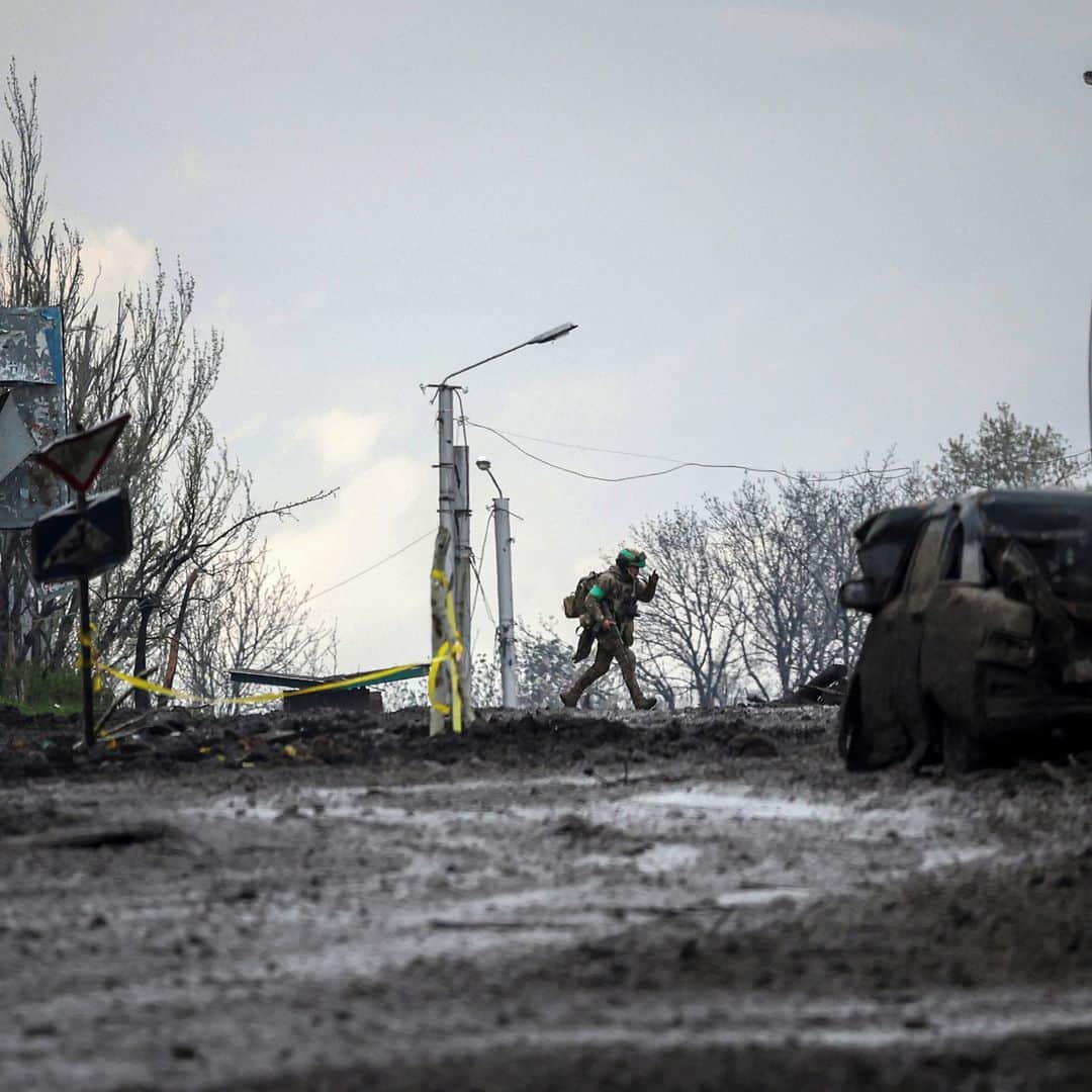 AFP通信さんのインスタグラム写真 - (AFP通信Instagram)「AFP Photo 📷 @stepanovanatolii - Scenes from the Bakhmut Frontline on April 23, 2023 -⁣ ⁣ (1) An Ukrainian serviceman walks down a street in Bakhmut⁣ (2) A Ukrainian serviceman runs for cover from shelling across a street in the frontline town of Bakhmut, Donetsk region⁣ (3->7) Military paramedics treat an Ukrainian injured serviceman on a street in the frontline city of Bakhmut⁣ (8) A Ukrainian serviceman drives a car down a street near residential buildings damaged by shelling in the frontline city of Bakhmut」4月24日 21時51分 - afpphoto