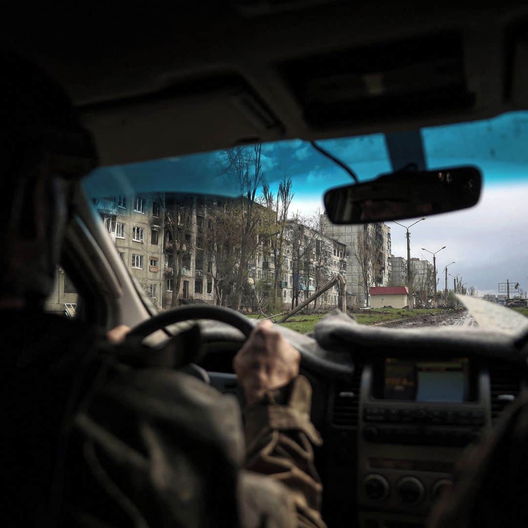 AFP通信さんのインスタグラム写真 - (AFP通信Instagram)「AFP Photo 📷 @stepanovanatolii - Scenes from the Bakhmut Frontline on April 23, 2023 -⁣ ⁣ (1) An Ukrainian serviceman walks down a street in Bakhmut⁣ (2) A Ukrainian serviceman runs for cover from shelling across a street in the frontline town of Bakhmut, Donetsk region⁣ (3->7) Military paramedics treat an Ukrainian injured serviceman on a street in the frontline city of Bakhmut⁣ (8) A Ukrainian serviceman drives a car down a street near residential buildings damaged by shelling in the frontline city of Bakhmut」4月24日 21時51分 - afpphoto