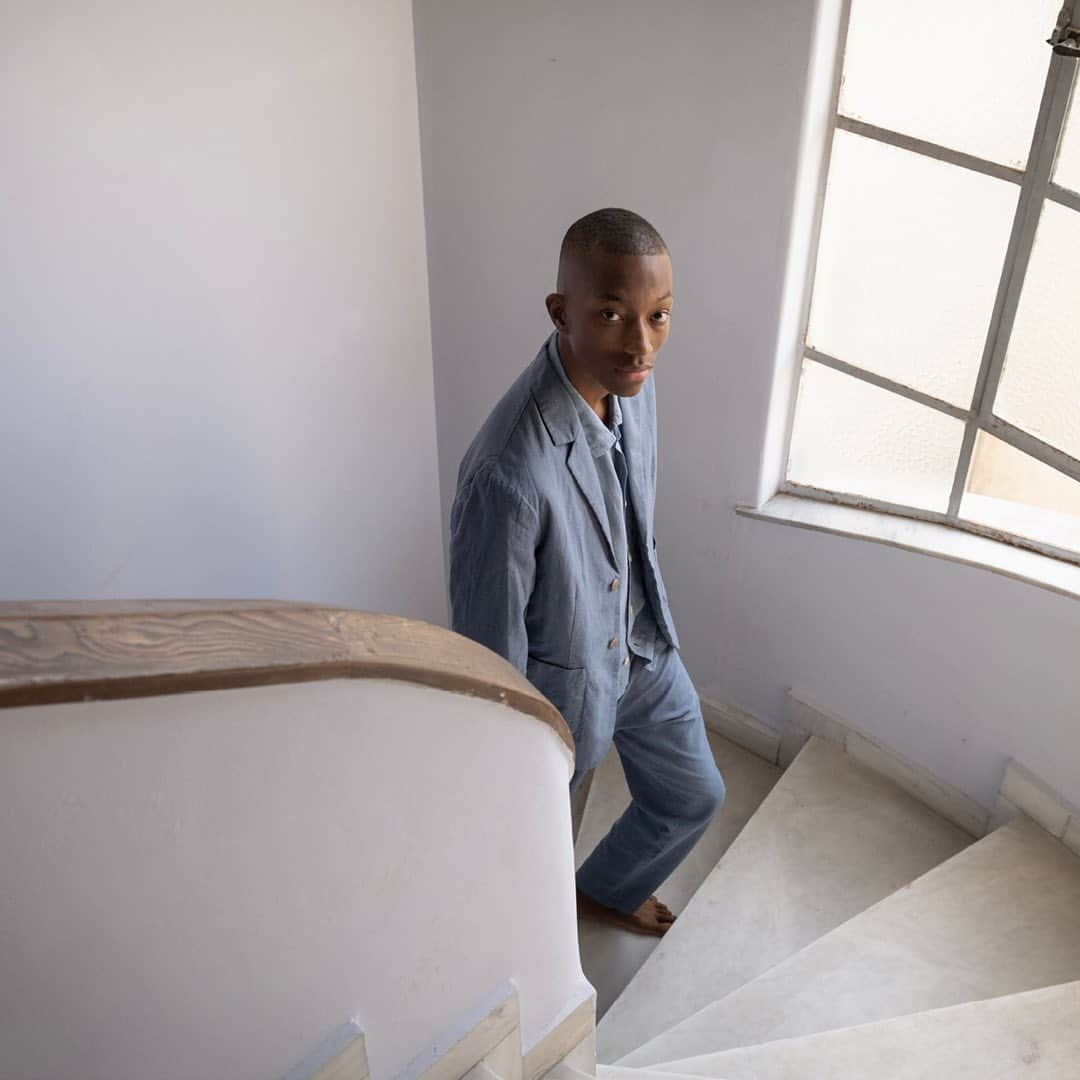 フォークさんのインスタグラム写真 - (フォークInstagram)「The fabric of the season in the colour of the month- Cotton Linen in Woad. Amann wears the Blazer, Trousers and matches a Short Sleeve Shirt too.  #cottonlinen #separates #suit #athens」4月24日 21時51分 - folkclothing