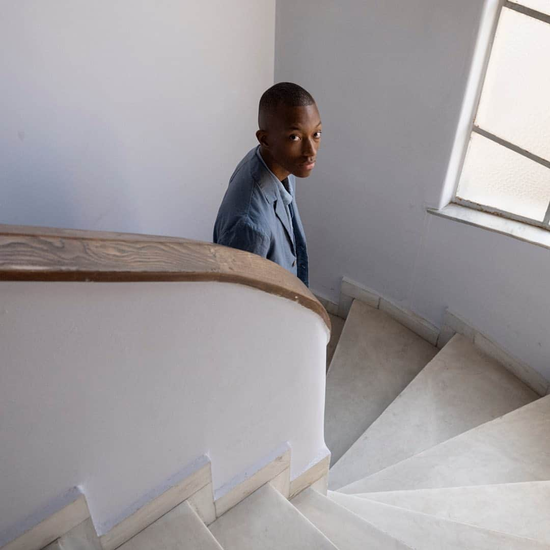 フォークさんのインスタグラム写真 - (フォークInstagram)「The fabric of the season in the colour of the month- Cotton Linen in Woad. Amann wears the Blazer, Trousers and matches a Short Sleeve Shirt too.  #cottonlinen #separates #suit #athens」4月24日 21時51分 - folkclothing