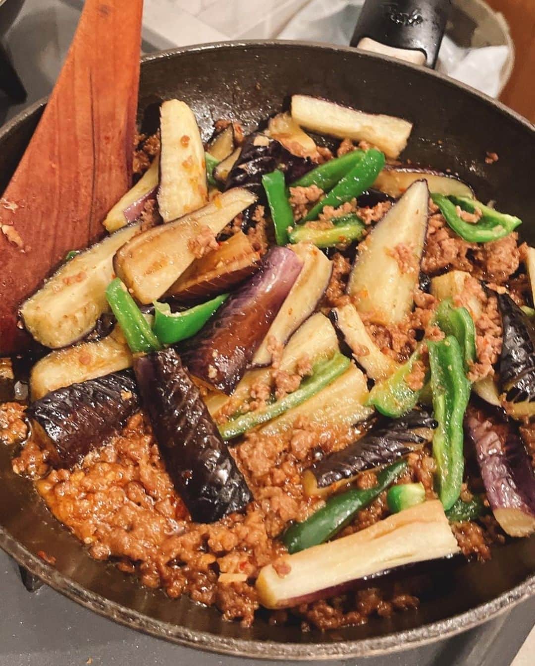 鮎河ナオミさんのインスタグラム写真 - (鮎河ナオミInstagram)「体内に鉄が不足すると、めまいはもちろん、疲れやだるさ、肩こりといった症状が現れるだけでなく、シミや髪のパサつき、お肌のくすみになることも😱 💦  私は鉄分不足を補うために、鉄の調理器具を使うようにしています😊❣️   サプリは手軽なのですが、私が気になるのが添加物。。。添加物まみれのサプリを飲んで蕁麻疹が出た事があるので、できればサプリは避けたいと思い、鉄の調理器具を使うようになりました。  鉄製のフライパンを使うだけで、手軽に毎日鉄分を摂取できます❣️ そして何よりフッ素加工などがされていないので、加工が取れることがなく、安心して使えます🥰  炒め物はシャキッと！ 焼き物は香ばしく！ 美味しく仕上がります😋  加熱時間が長ければ長いほど鉄量が増えるので、私はパスタのトマトソースや煮込み料理も鉄の中華鍋を使ってます✨  #ナオちゃんクッキング  #vermicular #バーミキュラ  #中華鍋  #鉄分補給」4月24日 21時51分 - naomiayukawa