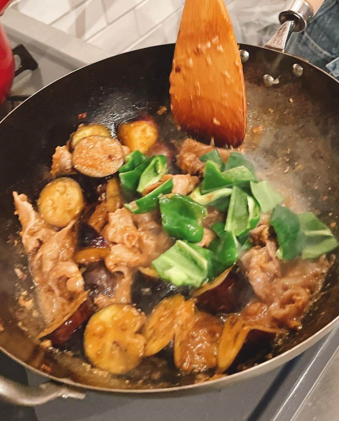 鮎河ナオミさんのインスタグラム写真 - (鮎河ナオミInstagram)「体内に鉄が不足すると、めまいはもちろん、疲れやだるさ、肩こりといった症状が現れるだけでなく、シミや髪のパサつき、お肌のくすみになることも😱 💦  私は鉄分不足を補うために、鉄の調理器具を使うようにしています😊❣️   サプリは手軽なのですが、私が気になるのが添加物。。。添加物まみれのサプリを飲んで蕁麻疹が出た事があるので、できればサプリは避けたいと思い、鉄の調理器具を使うようになりました。  鉄製のフライパンを使うだけで、手軽に毎日鉄分を摂取できます❣️ そして何よりフッ素加工などがされていないので、加工が取れることがなく、安心して使えます🥰  炒め物はシャキッと！ 焼き物は香ばしく！ 美味しく仕上がります😋  加熱時間が長ければ長いほど鉄量が増えるので、私はパスタのトマトソースや煮込み料理も鉄の中華鍋を使ってます✨  #ナオちゃんクッキング  #vermicular #バーミキュラ  #中華鍋  #鉄分補給」4月24日 21時51分 - naomiayukawa