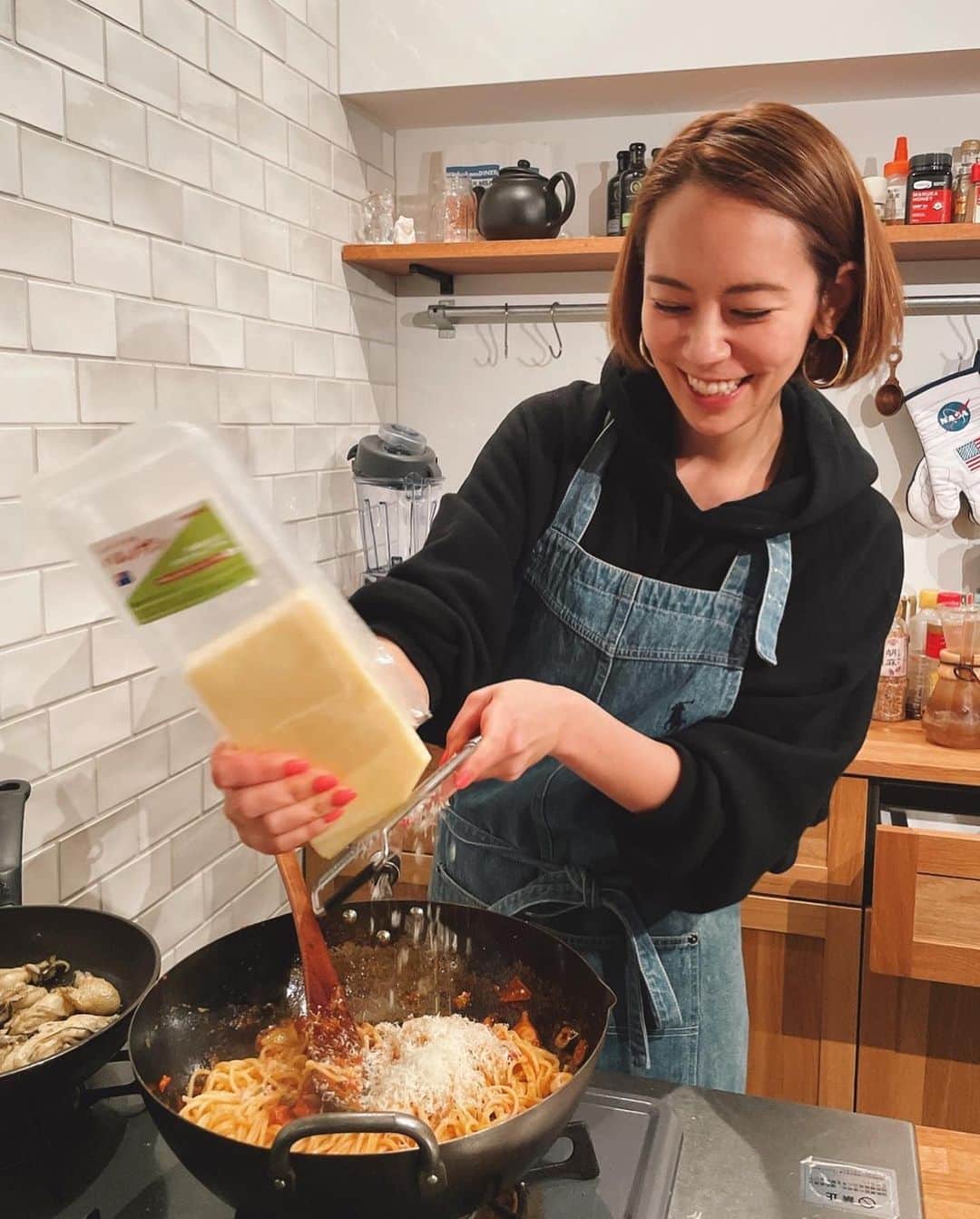 鮎河ナオミさんのインスタグラム写真 - (鮎河ナオミInstagram)「体内に鉄が不足すると、めまいはもちろん、疲れやだるさ、肩こりといった症状が現れるだけでなく、シミや髪のパサつき、お肌のくすみになることも😱 💦  私は鉄分不足を補うために、鉄の調理器具を使うようにしています😊❣️   サプリは手軽なのですが、私が気になるのが添加物。。。添加物まみれのサプリを飲んで蕁麻疹が出た事があるので、できればサプリは避けたいと思い、鉄の調理器具を使うようになりました。  鉄製のフライパンを使うだけで、手軽に毎日鉄分を摂取できます❣️ そして何よりフッ素加工などがされていないので、加工が取れることがなく、安心して使えます🥰  炒め物はシャキッと！ 焼き物は香ばしく！ 美味しく仕上がります😋  加熱時間が長ければ長いほど鉄量が増えるので、私はパスタのトマトソースや煮込み料理も鉄の中華鍋を使ってます✨  #ナオちゃんクッキング  #vermicular #バーミキュラ  #中華鍋  #鉄分補給」4月24日 21時51分 - naomiayukawa