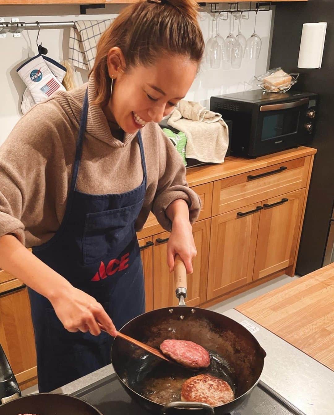鮎河ナオミさんのインスタグラム写真 - (鮎河ナオミInstagram)「体内に鉄が不足すると、めまいはもちろん、疲れやだるさ、肩こりといった症状が現れるだけでなく、シミや髪のパサつき、お肌のくすみになることも😱 💦  私は鉄分不足を補うために、鉄の調理器具を使うようにしています😊❣️   サプリは手軽なのですが、私が気になるのが添加物。。。添加物まみれのサプリを飲んで蕁麻疹が出た事があるので、できればサプリは避けたいと思い、鉄の調理器具を使うようになりました。  鉄製のフライパンを使うだけで、手軽に毎日鉄分を摂取できます❣️ そして何よりフッ素加工などがされていないので、加工が取れることがなく、安心して使えます🥰  炒め物はシャキッと！ 焼き物は香ばしく！ 美味しく仕上がります😋  加熱時間が長ければ長いほど鉄量が増えるので、私はパスタのトマトソースや煮込み料理も鉄の中華鍋を使ってます✨  #ナオちゃんクッキング  #vermicular #バーミキュラ  #中華鍋  #鉄分補給」4月24日 21時51分 - naomiayukawa