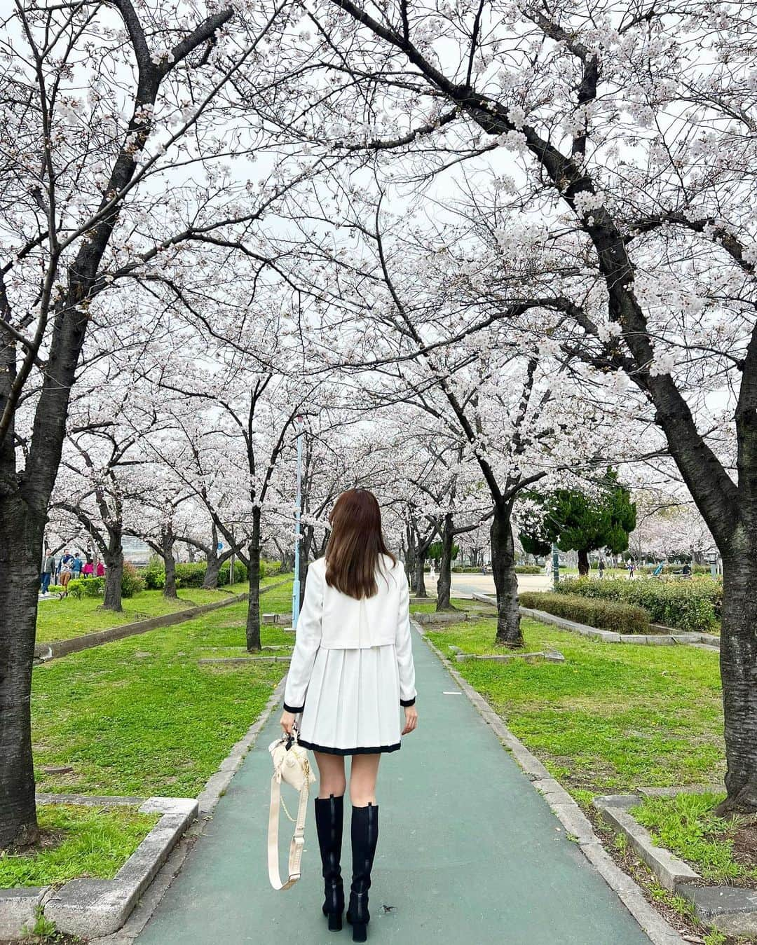 得あゆさんのインスタグラム写真 - (得あゆInstagram)「ここ来年も行きたい🌸👏🏻  jacket可愛すぎるううう @hdxuly ここの服全部可愛い！！！！！ よく着てます🤍🤍🤍 チェックしてみてね🤍  ・ ・ ・ ・ ・ ・ ・ ・ ・ ・ ・ ・ ・ ・ ・ #ジャケット#大阪#桜#桜スポット#お花見#また来年#大阪桜#jacket#白黒#白黒コーデ#休日デート#休日コーデ#ママライフ#休日の過ごし方#週末#公園コーデ#公園あそび#公園#男の子ママ#綺麗目コーデ#春服#春コーデ#ジャケットコーデ#大人可愛い#louisvuittonbag#桜#春コーデ#大阪観光#大阪旅行#関西ママ#大阪ママ#お散歩」4月24日 21時53分 - tokuayu819