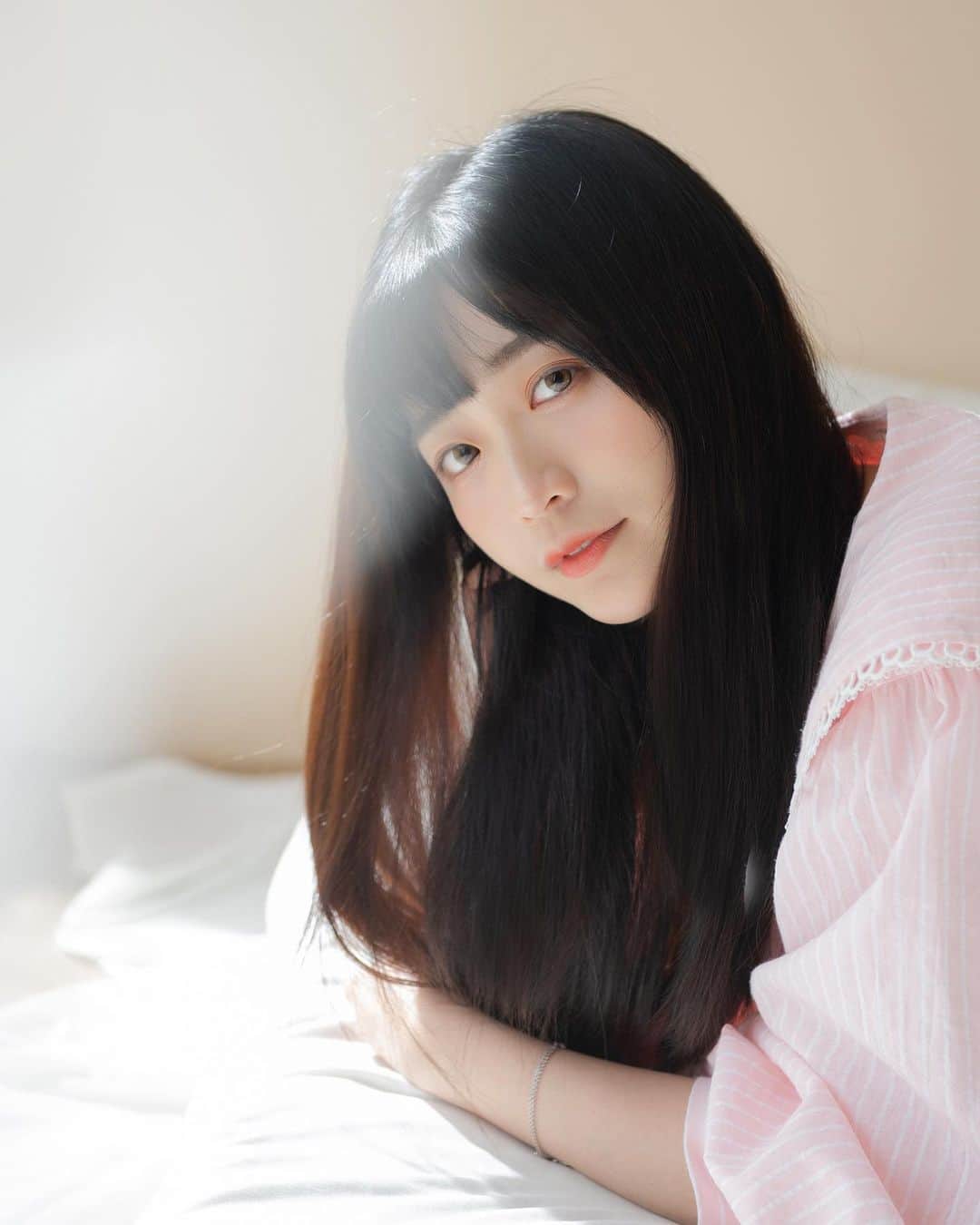 陳語謙のインスタグラム：「你們是長髮控 ? 還是短髮控( ˊ•ᴗ•)?  對我來說～擁有一頭柔順長髮太重要了.ᐟ.ᐟ.ᐟ  工作時妝髮師和我說覺得我的頭髮變細了⋯ 難道真的是⋯⚠️懷孕體質改變的影響嗎ᓫ(°⌑°)〣‼️ 好加在有之前就分享過的 \🎀Plantur21 營養與咖啡因洗護養髮三入組🎀/ 洗髮露、護髮素，還有頭皮護理精華露 （而且是粉粉外包裝呀～～～）  洗髮露&精華露含有咖啡因複合物成分 可以深入髮根補充營養〰️ 滋養脆弱髮根、改善髮質ദി ᵕ ) 還可以搓好多綿密泡泡🫧好療癒哈哈哈 吹完頭髮順滑估溜估溜 蓬鬆有光澤感 飄著淡淡櫻花清香🌸 （留香持久約會好適合👩🏻‍❤️‍👨🏻💫) 凝露質地的精華露是免沖洗的， 頭髮吹乾後使用在頭皮上清爽好吸收  因為頭皮也是臉部肌膚的一部分 除了頭髮清潔外、頭皮也同樣要補充營養不能馬虎 當媽媽後，花在自己身上的時間變少⌚️ 但這套洗起來好方便，長期使用下來感覺頭髮變強韌 梳子上殘留的頭髮變少了◝(◜▿◝)◜ 小瓶身的設計讓我上禮拜帶出國也不太佔空間ᐟ.ᐟ.ᐟ  很適合想要維持一頭健康長髮的女孩和產後媽媽們使用呦🥰  💡販售通路：寶雅、屈臣氏、康是美、家樂福、蝦皮購物、MOMO購物網、PCHome、Yahoo!購物、Dr. Wolff台灣官方線上商城  @Plantur21_tw #Plantur21 #營養與咖啡因洗髮露#營養護髮素 #營養與咖啡因頭皮護理精華露 #養髮神器 #粉紅瓶 #粉紅魔髮瓶 #longhairstyles」