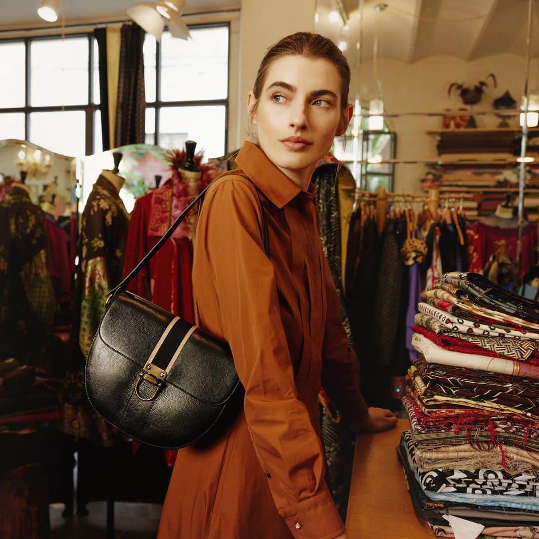 イルビゾンテのインスタグラム：「Craftsmanship and elegance at their best with the new Solaria Bag. Discover all the styles in ours Il Bisonte’s stores and online.   #ilbisonte #sustainability #timelessbeauty #ss23 #womenstyle」