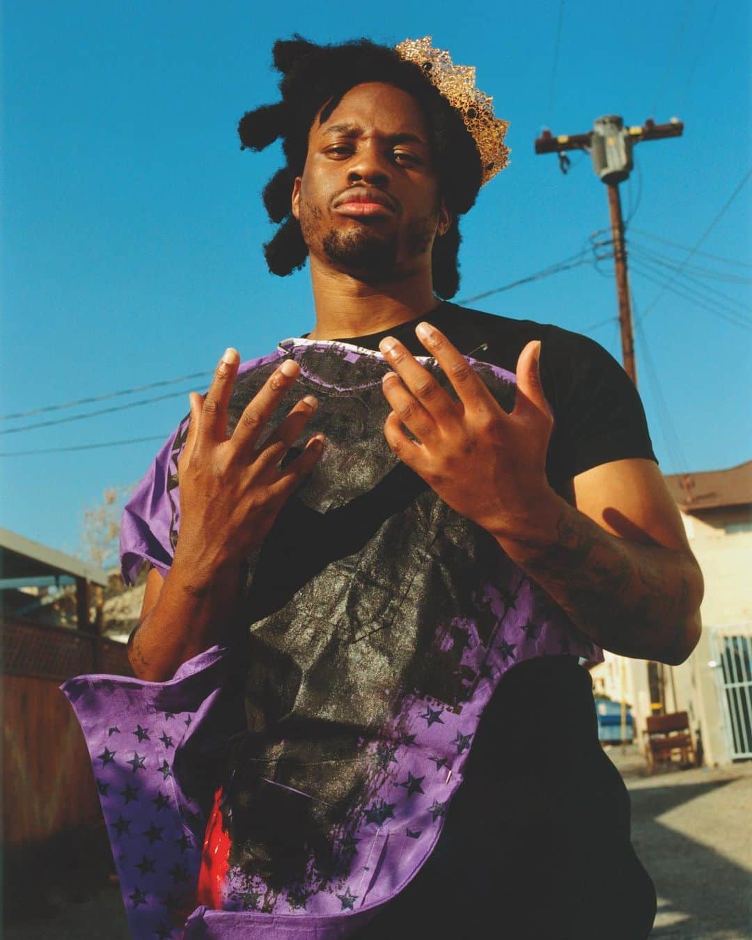 YOOX.COMのインスタグラム：「Being versatile is a point of pride for @denzelcurryph.  Curry has been on a tear, releasing stunning albums that reveal his range and depth, with a deep desire to do something different. Check out all the shoots from SS23 @port_magazine, a biannual style magazine focused on the world’s foremost and iconic practitioners.  Photography @andrew__friendly Styling @reubenesser」
