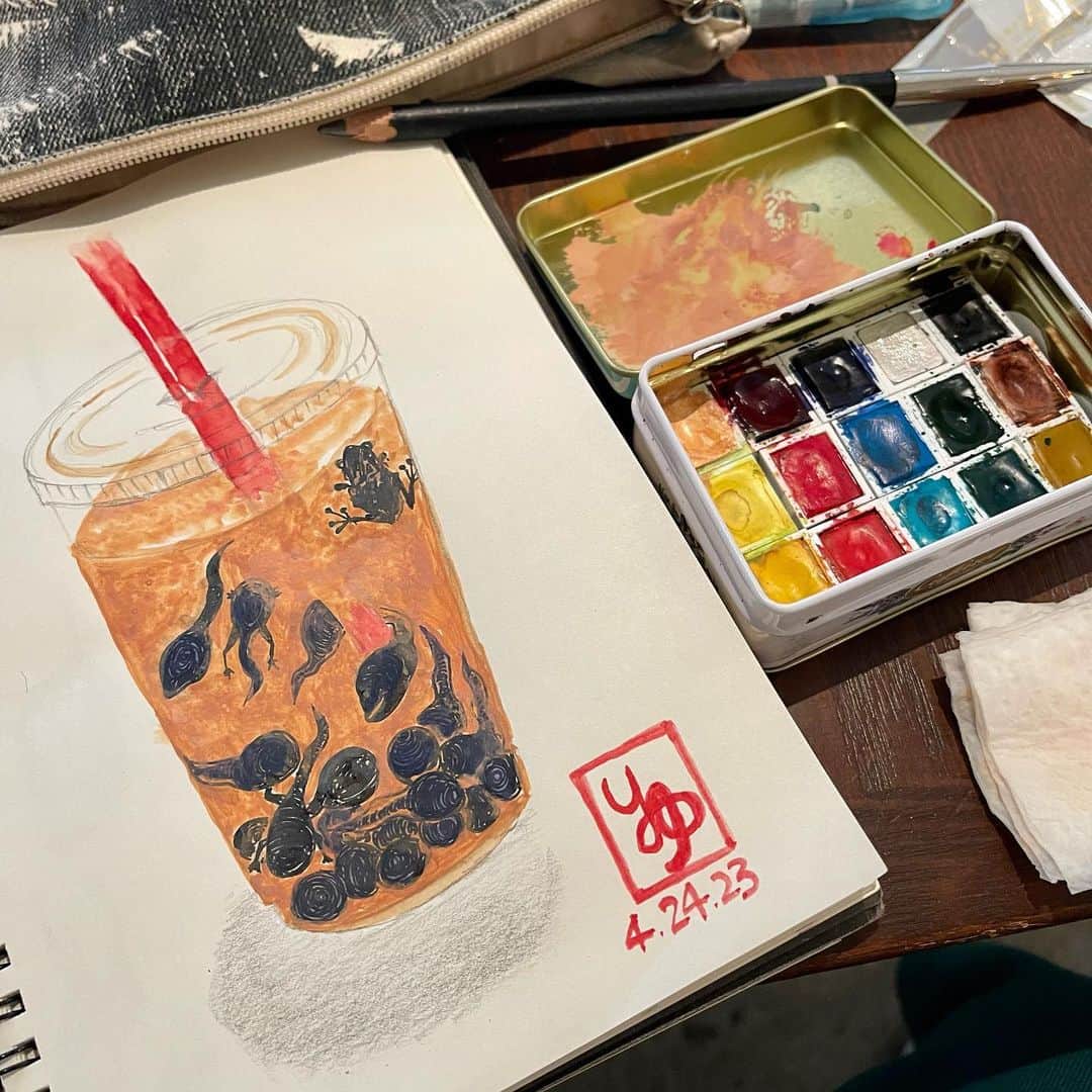 池田有希子さんのインスタグラム写真 - (池田有希子Instagram)「タピオカミルクティーを飲みました。すっかり春ですね🧋  （ガッシュで描きたかったのだけど、水彩でも水を殆ど使わずに描けばガッシュっぽくなるんですね〜😊）  #sketchbook #illustration #bobatea #tapiokamilktea #springhassprung」4月24日 21時56分 - yukikoikeda
