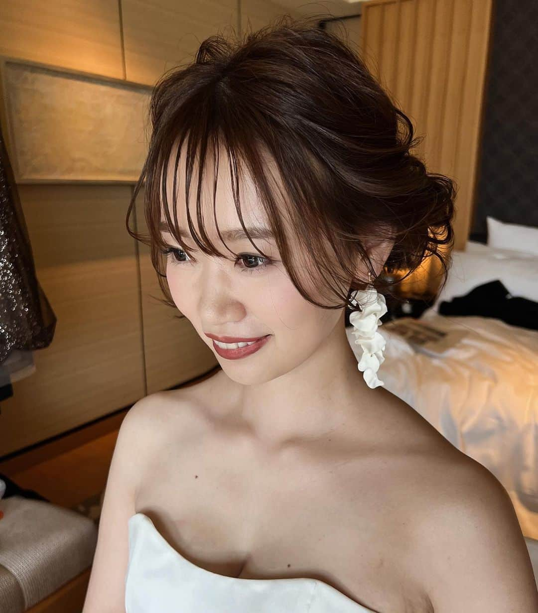 服部由紀子さんのインスタグラム写真 - (服部由紀子Instagram)「アントニオリーヴァのバックスタイルが素敵すぎるドレスに、  動きがたっぷりのヘアに。  リッツカールトンでの結婚式は、  清楚でクラシカルで エレガント花嫁。  花嫁らしくて一生色褪せない可愛さと美しさと。  そして当日まで美に対してとてもしっかり向き合って、 体重も見た目もしっかり準備してきた2人。  その気持ちの分だけ最高に輝いていました！  新郎に合わせた燕尾服も最高に素敵でした。  りるなさん、たかくん、 お互いを大切にしあう2人の空気感がとても心地が良かったです！  担当させて頂き、ありがとうございました！  @rrn_wedding_ritz0325   #プレ花嫁#東京花嫁#横浜花嫁#前撮り#結婚#軽井沢花嫁#ホテルウェディング#服部由紀子#2023春婚#ヘアメイク#白無垢ヘア#マリオット#2023冬婚#ウェディングブーケ#情熱大陸#ウェディングブーケ#ブーケ#東京前撮り#名古屋花嫁#丸の内前撮り#weddingphotography #wedding #audreyhepburn #ブーケ #ブーケデザイン#boutique #bouquet #weddingbouquet  #前撮りヘア#ブーケトス」4月24日 21時58分 - ceu0116